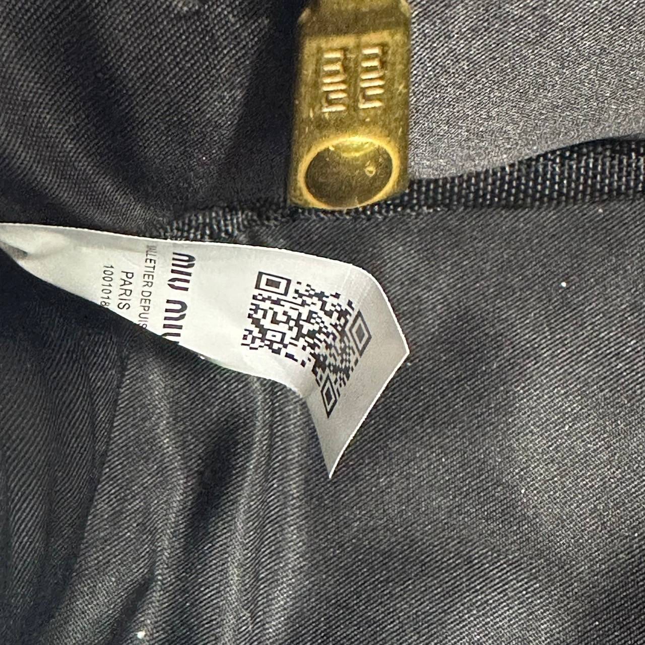 MIU MIU Arcadie padded suede top-handle bag กระเป๋าถือ/สะพาย คอลใหม่ล่าสุด รุ่นฮอทดีไซน์เหลี่ยม งานกำมะหยี่หนังกลับสวยละมุน น่ารักน่าใช้มากค่ะ