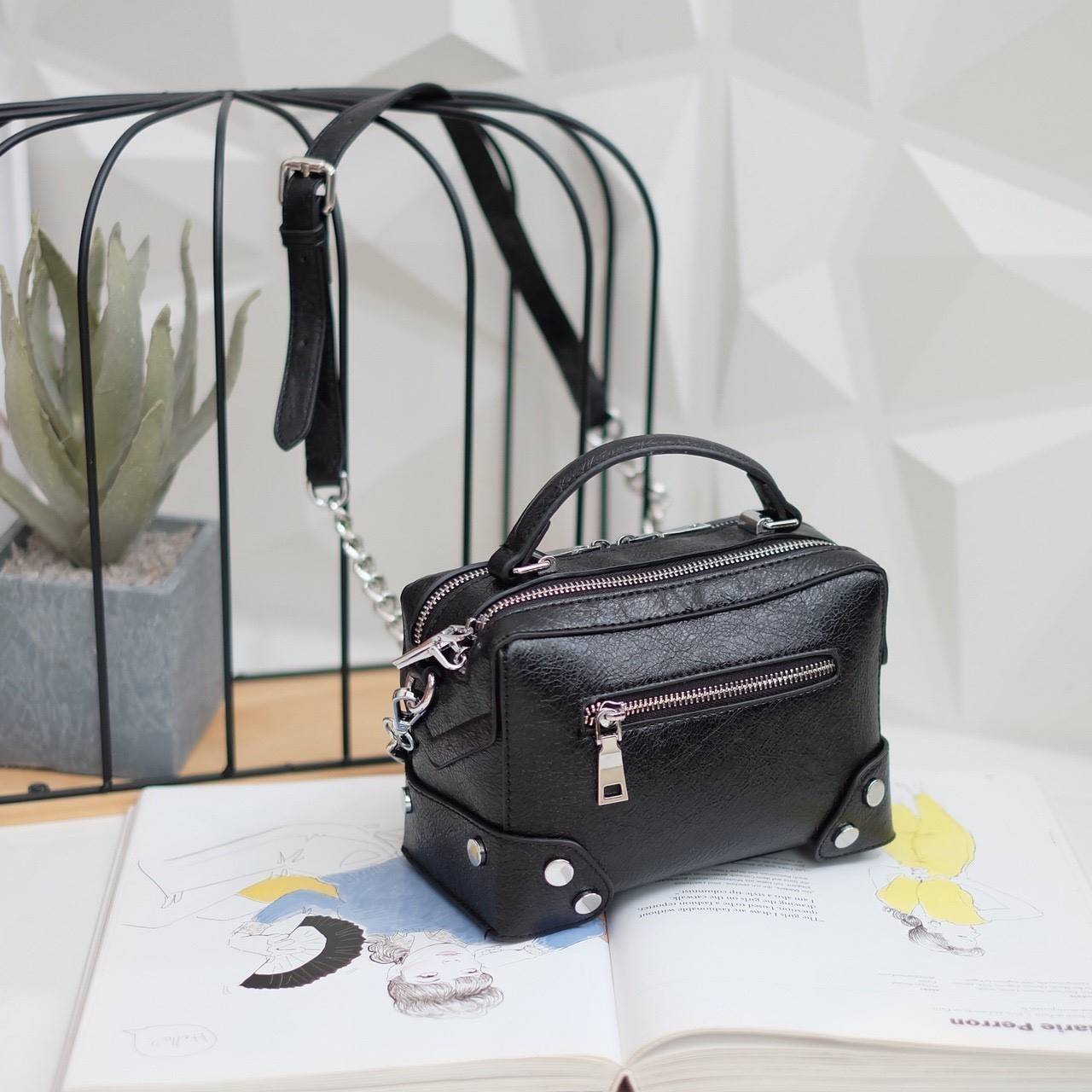 New in KEEP ' Baleny' กระเป๋าทรงหมอนที่ดีไซน์ออกมาสุด Chic สวยแบบไม่จำเจ ขนาดมินิกะลังดี หนัง ลายเอกลักษณ์ ตัดกับอะไหล่เงินได้ ลุคคูลๆ แต่งชุดไหนก้อ แมทช์แน่นอนค่า ปากกระเป๋ามีช่องซิป 2 ด้านแบ่งเก็บของได้สะดวกมากมีซิปปิดอย่างดี หางซิป 2 ทาง รูดใ