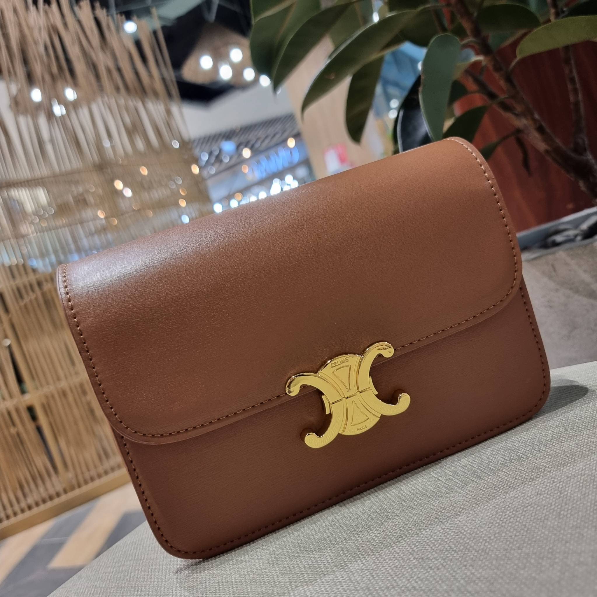 VIP 🥂 CELINE CLASSIQUE TRIOMPHE BAG IN SHINY CALFSKIN ไอเท็มสุดคลาสสิค ที่ขาดไม่ได้ กระเป๋าสะพายทรงสวยคลาสสิค แฝงความผู้ดี ที่ใช้ได้ทั้งชายหญิง วัสดุหนังแท้ เปิด-ปิดด้วยตัวกดล็อค สะดวกใช้มาก ภายในเป็นช่องโล่ง เก็บของได้เป็นสัดส่วน และยังมีช่องซิปใ