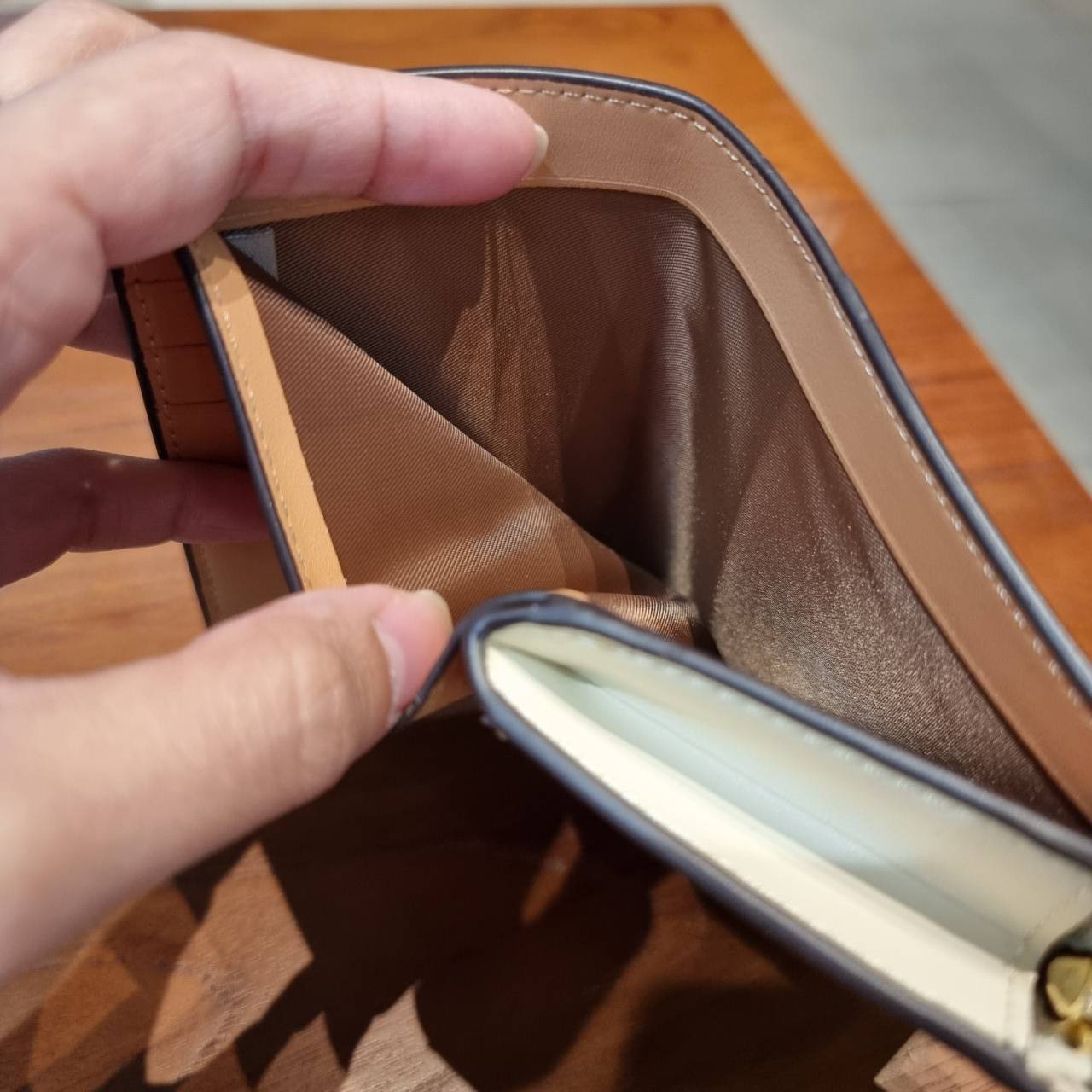 COACH C0082 MEDIUM CORNER ZIP WALLET IN SIGNATURE CANVAS ดีไซน์ใหม่ล่าสุด!! กระเป๋าสตางค์ใบกลาง 👛 ขนาดกำลังเหมาะมือ วัสดุหนังแคนวาสเคลือบลาย ดูแลรักษาง่าย มีช่องใส่บัตรและธนบัตรครบ และช่องซิปแยกไว้ใส่เหรียญ ครบเซ็ทแบบนี้เหมาะส่งต่อเป็นของขวัญที่สุ