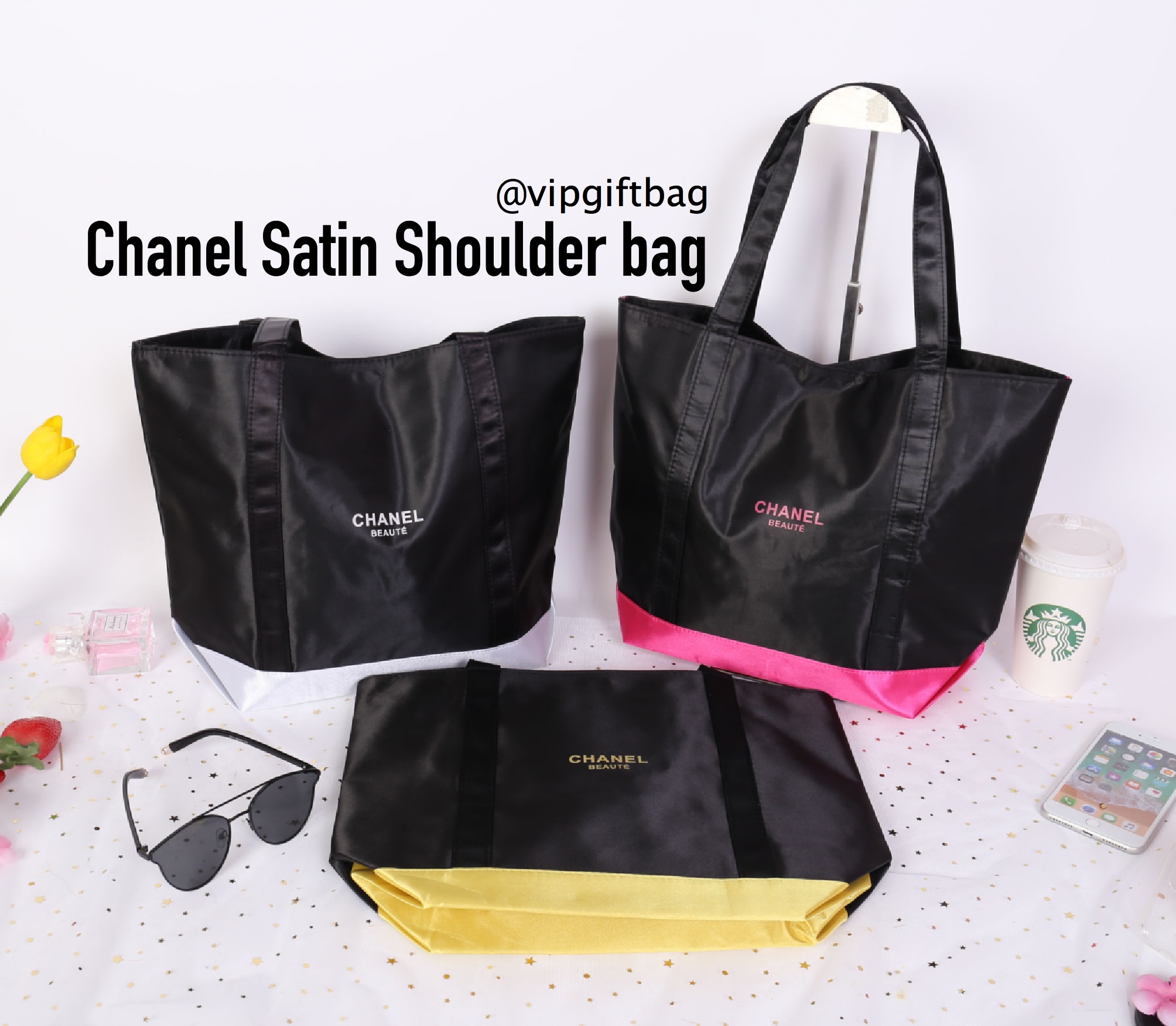 Chanel Satin Shoulder bag วัสดุ (Material) : Satin กระเป๋าสะพายข้าง ขนาดกำลังดีค่ะ ใส่เอกสารหนังสือได้นะคะ ด้านในซับผ้าลายเดียวกับสีกระเป๋าเลยค่ะ เป็นกระดุมแม่เหล็กเปิดปิด สินค้าพรีเมี่ยมแท้ แถมจากเค้าเตอร์แบรนด์ประเทศญี่ปุ่นค่ะ