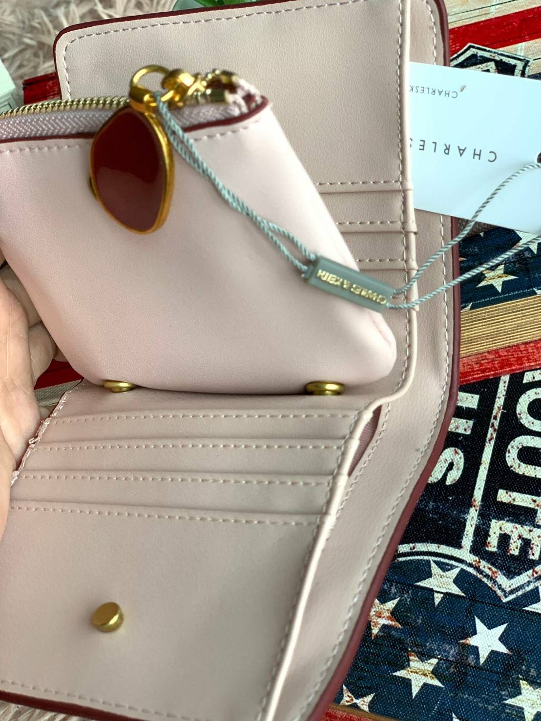 Charles & keith Classic Mini Snap Button Wallet กระเป๋าสตางค์ทรงสั้นรุ่นใหม่ชนช้อป! วัสดุpuหนังเรียบนิ่ม ด้านหน้าประดับโลโก้แบรนด์ด้วยโลหะตัวนูน ภายในเปิดปิดด้วยกระดุมทั้ง2ด้าน มีช่องซิปใส่เหรียญใบเล็ก สามารถถอดแยกกับชิ้นใหญ่ได้ ภายในยังมีช่องเสียบบัตร แล