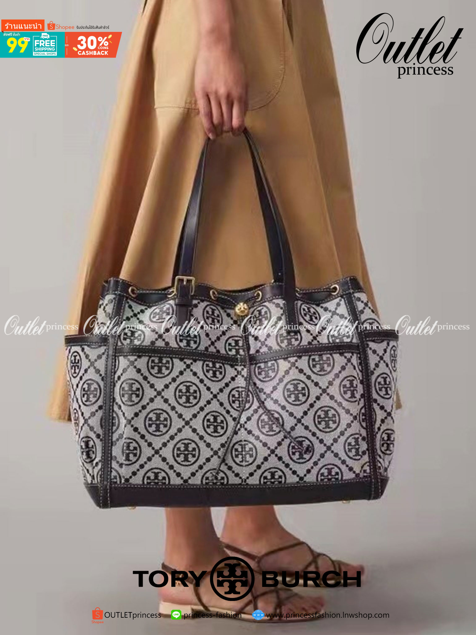 OUTLET 】TORY T MONOGRAM JACQUARD WFH TOTE กระเป๋าถือหรือสะพายไหล่ วัสดุ Canvas ปักษ์ลายแบรนด์ อะไหล่ทองสวยหรู น้ำหนักเบา จุของได้เยอะ ด้านหน้ามีกระเป๋าเล็ก2ช่อง ด้านหลัง2ช่อง ด้านในโล่ง มีช่องใหญ่1ช่อง ช่องเล็ก1ช่อง และอีก1ช่องซิป ใบใหญ่ Size XL ใส่เสื้อผ
