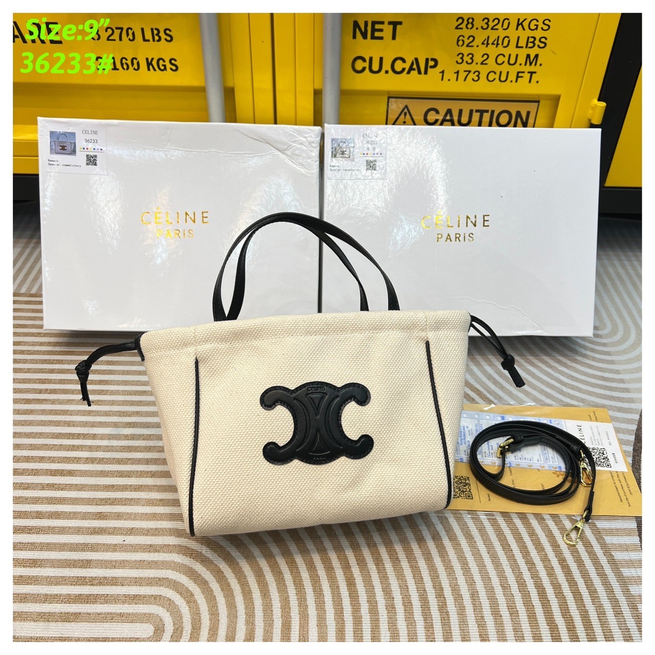 CELINE Horizontal Cabas Canvas / CELINE TOTE BAG กระเป๋าทรงโท้ทกำลังมาแรง ขนาดและดีไซน์ทรงสี่เหลี่ยมผืนผ้า สามารถใส่ของได้เยอะและนำมาใช้ได้ทั้งไปทำงานหรือไปช้อปปิ้งได้ แมทช์กับเสื้อผ้าได้ง่าย เรียกได้ว่าคุ้มค่าคุ้มราคาสุดๆ