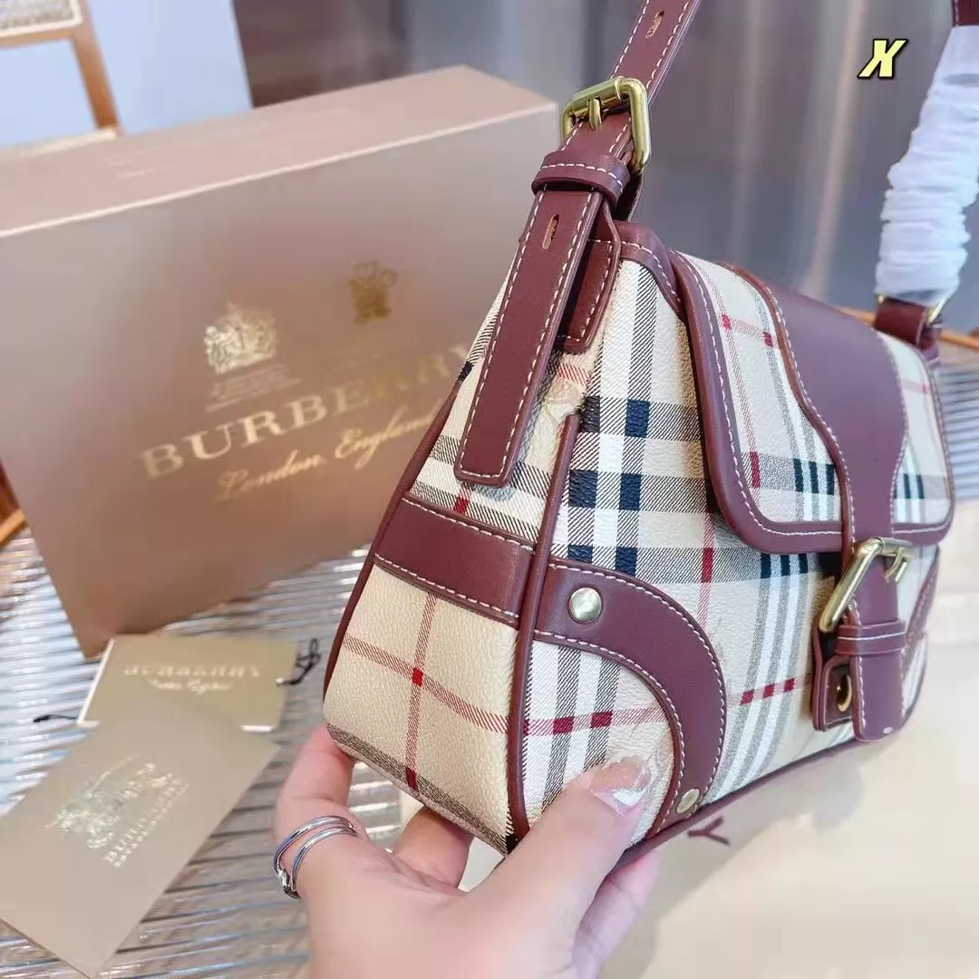 BURBERRY VINTAGE BAG / Burberry Shoulder Bag กระเป๋าสะพายไหล่ลายวินเทจ สวยคลาสสิก โทนสีใช้งานง่าย หลายโอกาศ วัสดุ PVC Canvas อย่างดี สวยอยู่ทรง ไอเท็มแนะนำ Must Have!