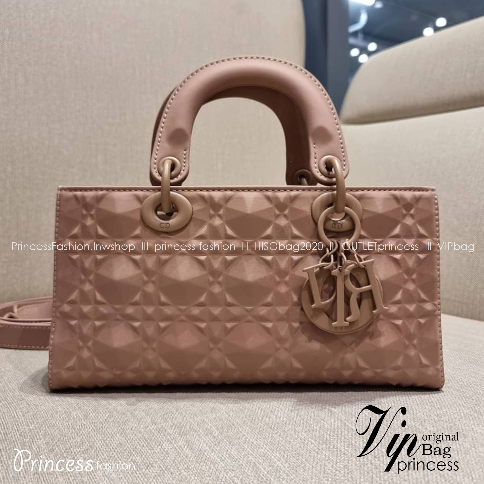 พร้อมส่ง DIOR LADY D-JOY BAG Cannage Calfskin with Diamond Motif / CD LADY D-JOY BAG ดีไซน์ใหม่ อัพเลเวลความหรู กับกระเป๋าสะพายข้างที่รอบนี้ดีไซน์รูปทรงโฉมใหม่ ใช้งานง่ายขึ้น สะดวกใช้มากขึ้น