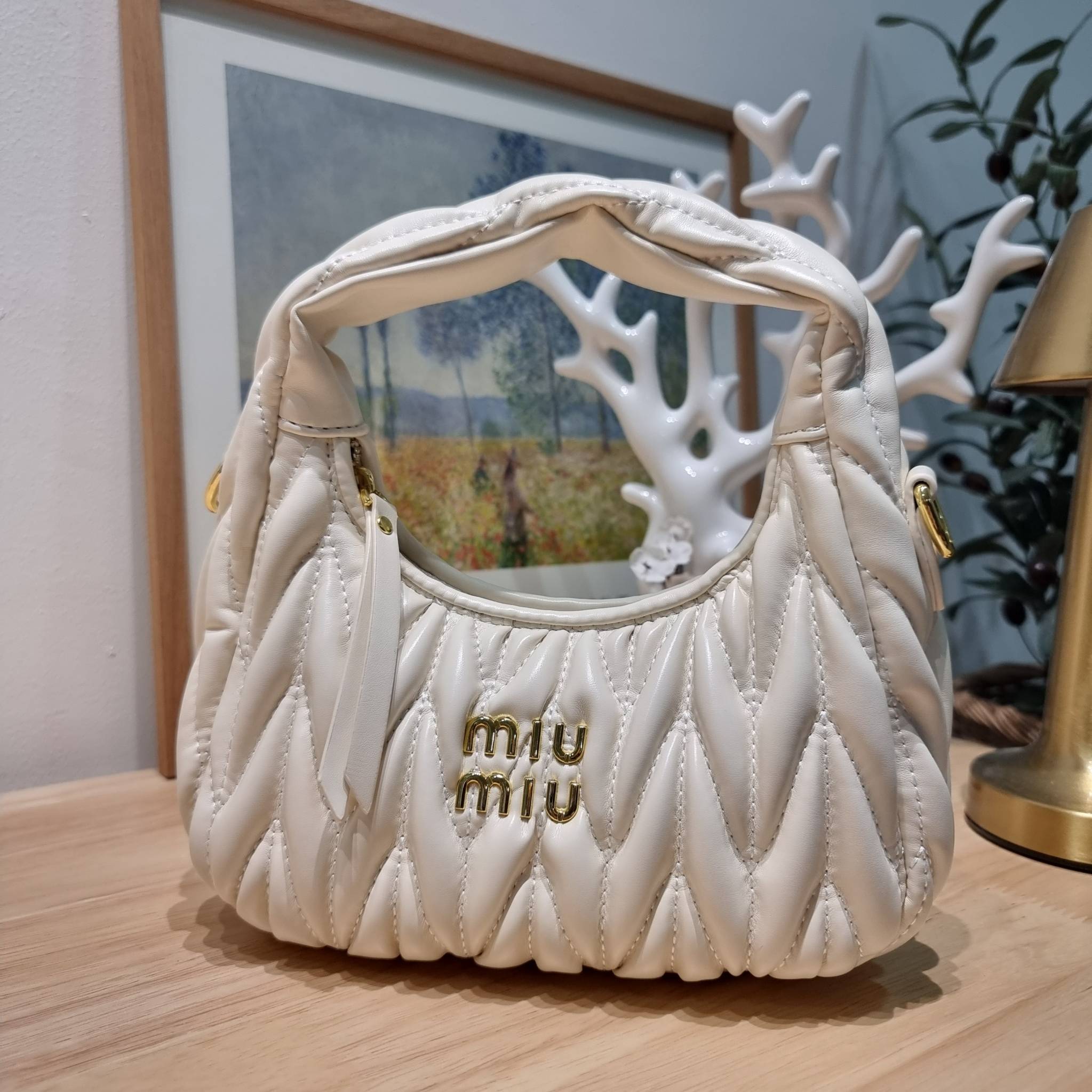 MIU MIU WANDER MATELASSÉ MINI HOBO BAG ไอเท็มสับๆอีกหนึ่ง ที่ต้องมีใช้ได้แล้ว กับกระเป๋าถือ/สะพาย ทรงโฮโบ คิ้วท์สุด ปังสุด ตัวแม่ อินฟลู ดาราเค้าใช้กันเพียบ