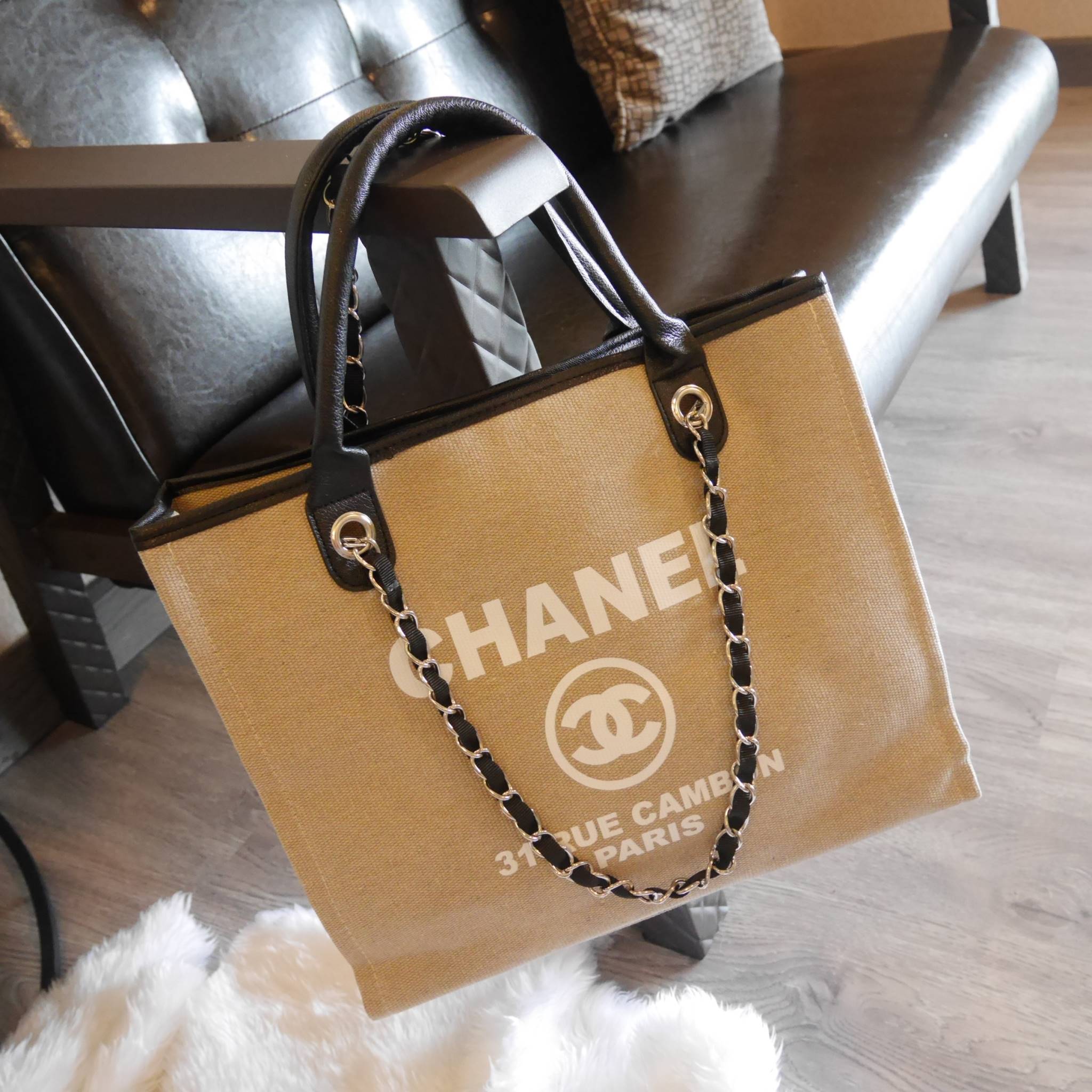 สินค้าขายดีที่สุดในสองปี **กลับมาอีกแล้วคะ งาน พรีเมี่ยมกิ้ฟจากแบรนด์ Chanel กระเป๋า ทรง Tote ผ้า canvas เนื้อหนาอย่างดี มีซับใน ด้านหน้าเพ้นโลโก้แบรนด์หรู **จุดเด่นที่ หูจับมี 2 แบบคือ แบบสายหนัง และ โซ่ สามารถ สะพายไหล่ได้คะ ใบใหญุจุของคุ้ม แต่น้ำหนักเบ