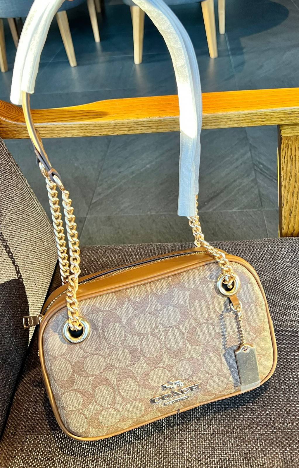 COACH CAMMIE CHAIN SHOULDER BAG IN SIGNATURE (C8149) สวย หรู ดูดี ทางนี้จ้าสาวๆๆ สินค้าต้องมี ห้ามพลาด! 🌟พร้อมส่ง จำนวนจำกัด ก่อนหมด! กับกระเป๋าหิ้วหรือสะพายไหล่ สายสะพายไหล่ในตัวแบบโซ่มีหนังรองบ่า สวยงามมากๆค่ะ