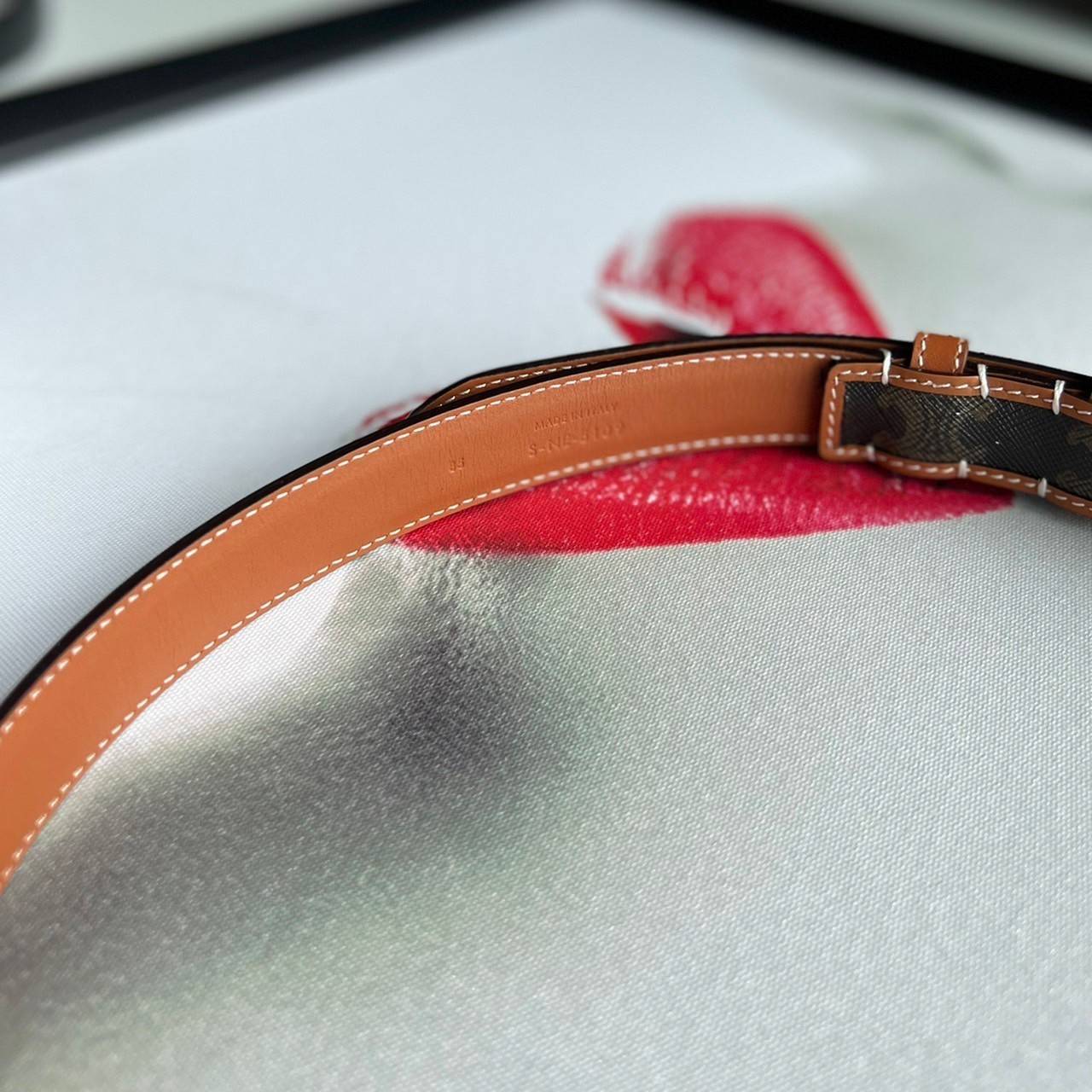 หนังแท้ CELINE BELT LOGO 18MM / Celine Triomphe Belt in Natural Calfskin เกรดใช้งานสลับของจริง ออริจินอลหนังแท้ หัวเข็มขัดโลโก้แบรนด์แบบ 3D Vintage สีทอง/สีดำ ปั้มโลโก้คมชัดคล้ายของจริง สายปรับระดับได้ในดีไซน์เรียบหรูเข้ากับทุกลุ๊คใช้ได้ทั้งชายหญิง