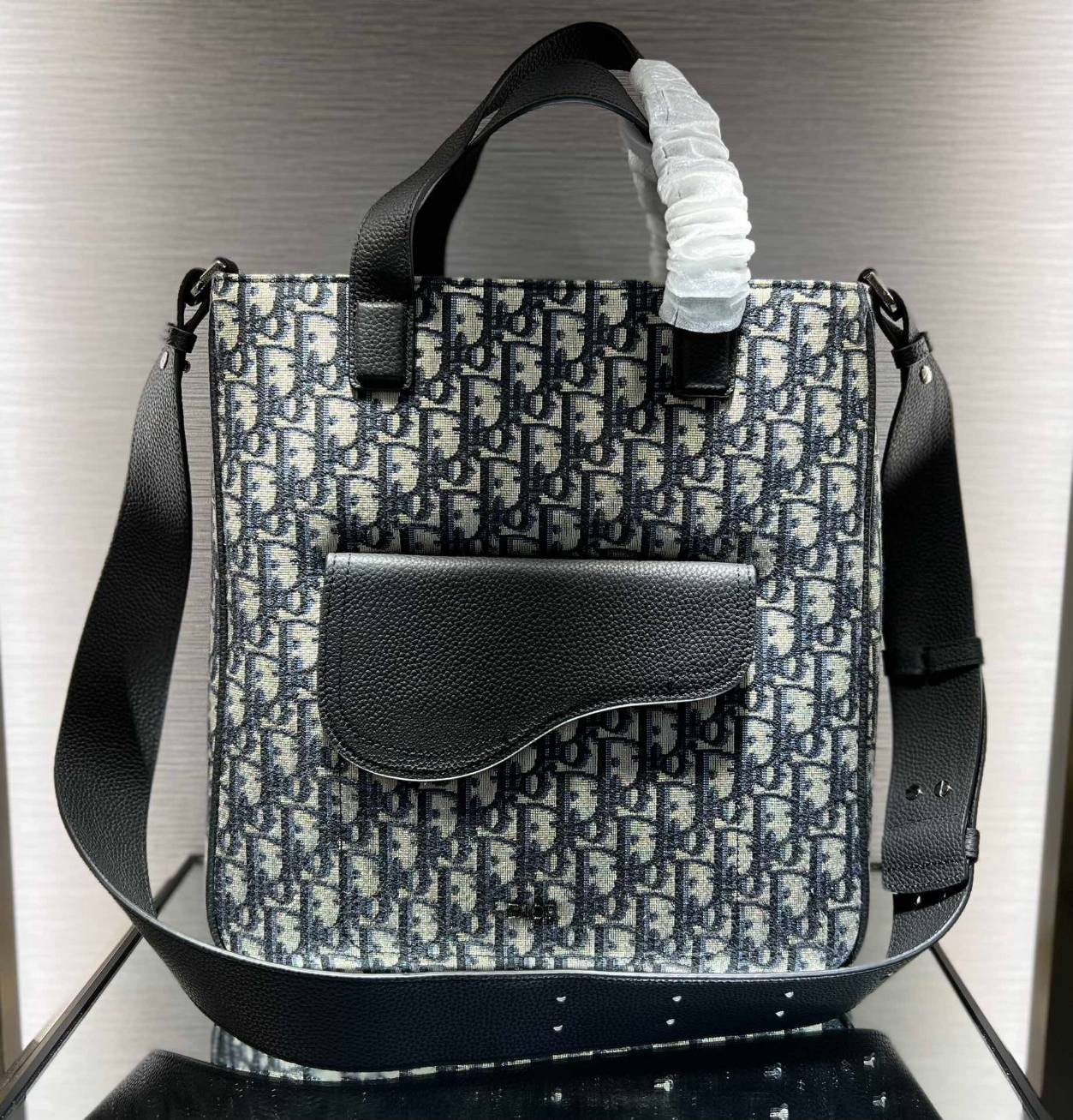 หนังแท้ SADDLE TOTE BAG WITH SHOULDER STRAP Beige and Black Dior Oblique Jacquard พร้อมส่งที่ไทย เกรดออริจินอลหนังแท้และผ้าแจ็คการ์ดอย่างดีทั้งใบ ภาพสินค้าถ่ายจากงานขายจริง ใช้งานต่างประเทศได้