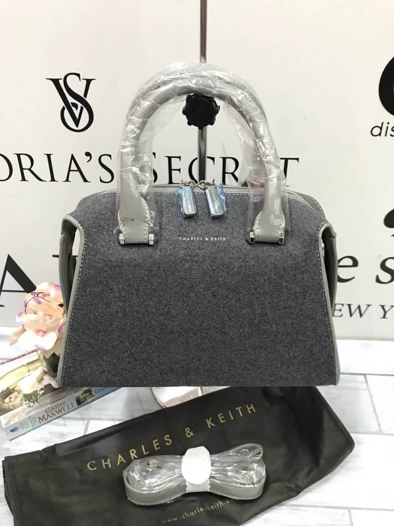 CHARLES & KEITH DOUBLE ZIP TRAPEZE (M) Best seller! กระเป๋าถือหรือสะพาย ขนาดกำลังดี น้ำหนักเบา ด้านบนเปิดปิดด้วยซิปคู่ ภายในบุหนัง จุได้เยอะ ใส่ mini iPad,กระเป๋าสตางค์ยาวได้ มีช่องเล็ก และช่องซิป มีแผ่นรองฐานวางอยู่ทรง มาพร้อมสายสะพายยาว ถอด ปรับระดับได้