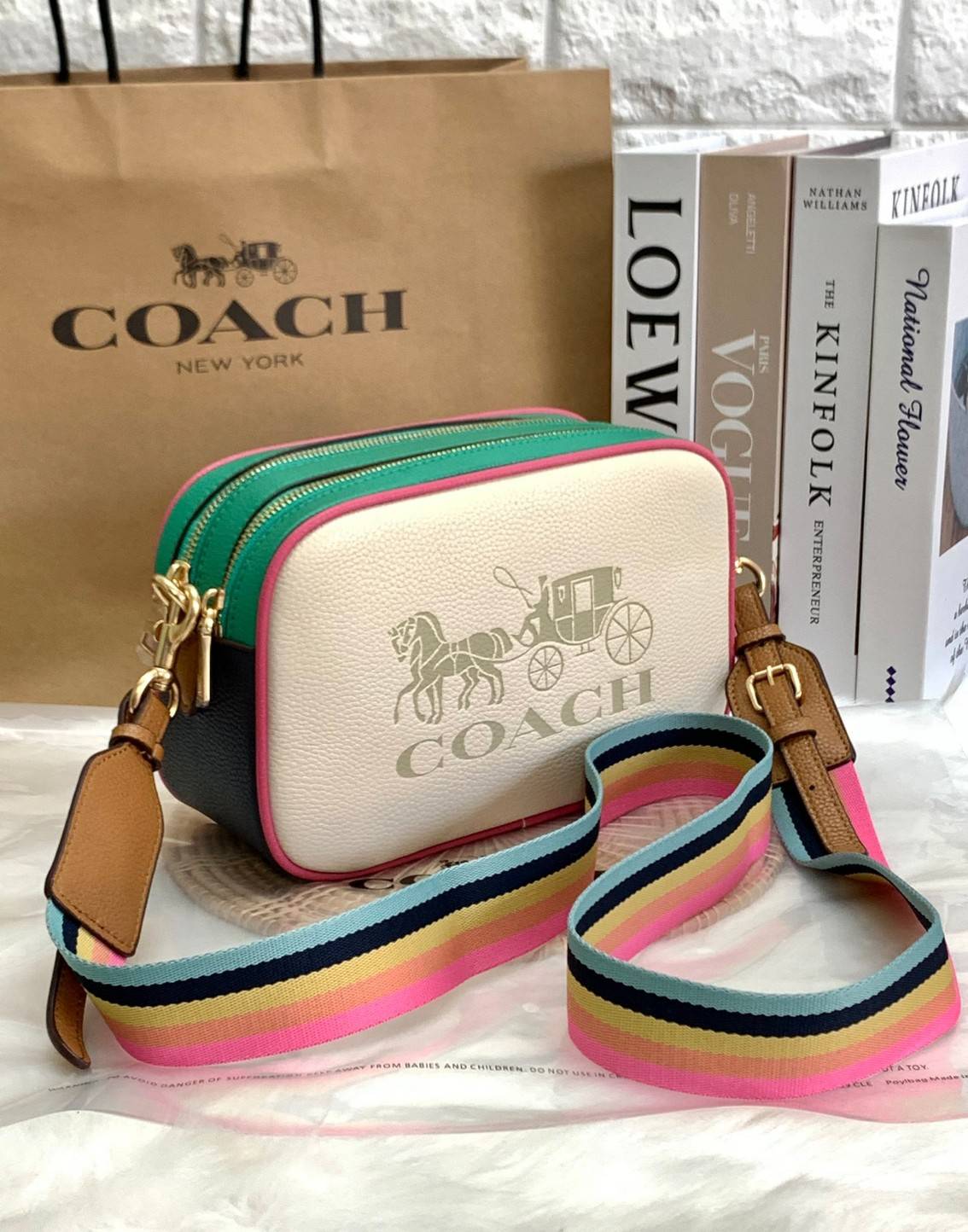 COACH JES CROSSBODY IN COLORBLOCK((72704)) พร้อมส่งอีกครั้ง ห้ามพลาดก่อนหมดค่ะ! กระเป๋าสะพายข้าง//หรือครอสบอดี้ร์ หนังแท้นิ่ม ลายหนังสวยงาม ด้านหน้ามีโลโก้แบรนด์แบบรถม้าเก๋ไก๋ค่ะ มี2ช่องซิปหลักให้ใส่ของ;สามารถใส่กระเป๋าเงินใบยาวได้;ของอื่นๆได้หลายอย่างเลย