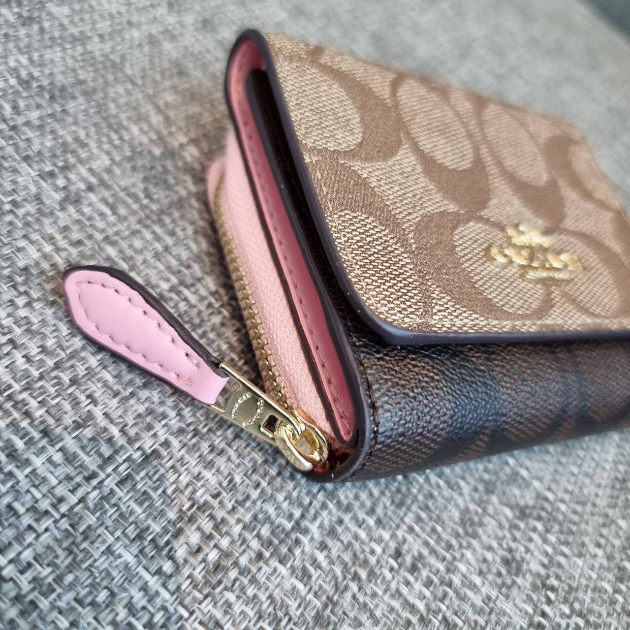 OUTLET 】COACH F41302 SMALL TRIFOLD WALLET IN SIGNATURE CANVAS สวยคลาสสิค พกพาง่าย ใบเล็กน่ารักน่าใช้ ต้องยกให้ใบนี้จ้า 💗💋 ตอบโจทย์คนชอบพกน้อยที่สุด!! กระเป๋าสตางค์ใบสั้นหนังแคนวาสเคลือบคุณภาพดี ภายในเป็นหนังแท้ ใส่บัตร ใส่ธนบัตรได้ทุกชนิด 