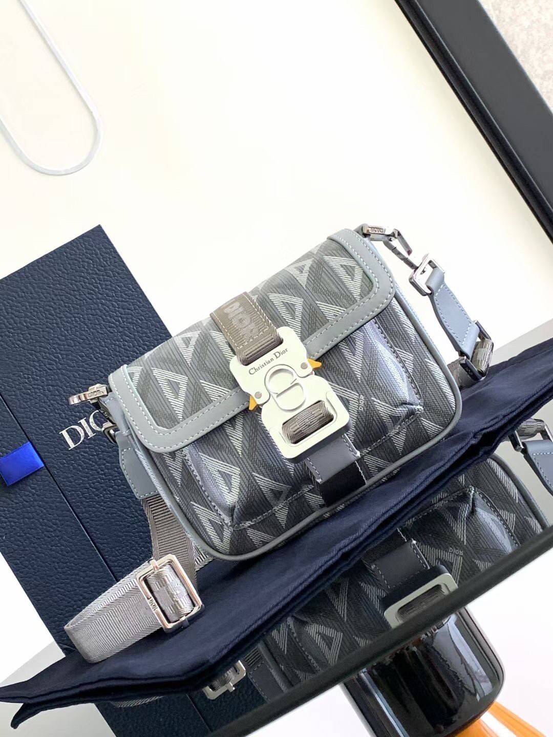 MINI DIOR HIT THE ROAD BAG / Dior Mini Messenger Bag / CD Diamond Messenger Bag ท็อปออริสลับแท้ เกรดดีสุด พร้อมส่ง กระเป๋าสะพาย รุ่นใหม่ล่าสุดคอล Summer 2023 ที่หนุ่มๆไม่ควรพลาด สวยหรูหราเป็นเอกลักษณ์แบรนด์