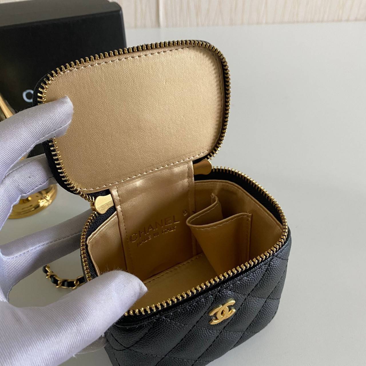 พรีเมี่ยมกิ๊ฟแท้ 100% 】หนังแท้ Chanel mini คล้องมือ น่ารักสุดๆ ซับในหนังสีทอง อะไหล่โซ่ทองสุดหรูป ไข่มุกปั้มโลโก้เลิศสุดควรมีเลยค่าา