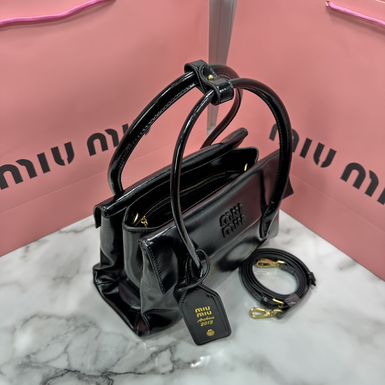 ORI หนังแท้ | Miu Miu Solitaire leather bag กระเป๋าสะพายทรงโท้ทโฮโบ เรียบง่าย เรียบหรูดูลัคชูสุดๆ สวยก่อนใครกับคอลใหม่ล่าสุดตัวแม่ตัวมัมไม่ควรพลาด จะของได้เยอะ ขนาดสะพายกำลังสวย สะพายไปทำงาน ไปเรียน ไปเที่ยวได้หมด ครบจบในใบเดียว