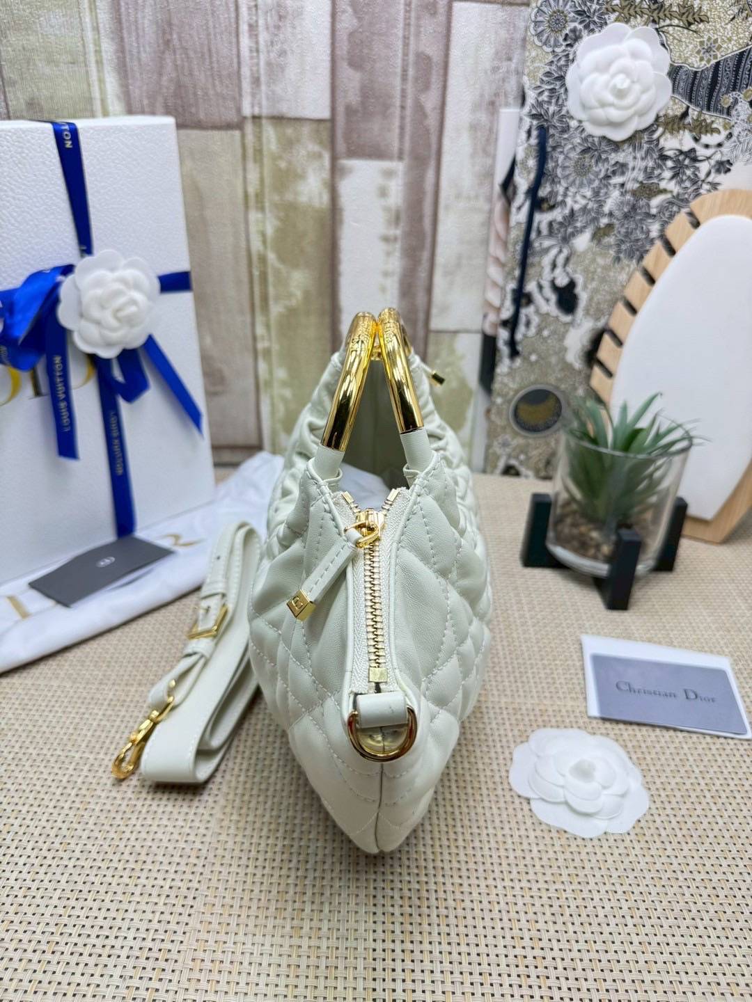 ORI หนังแท้ | DIOR Walk in Dior Purse White Macrocannage กระเป๋าสะพายทรงคลัชสุดลัคชู หรูหราเกินเรื่อง ดีไซน์ใหม่มาแรงมาก! โดดเด่นด้วยหูจับทรงโค้งสีทอง ดูแพงสุดๆ