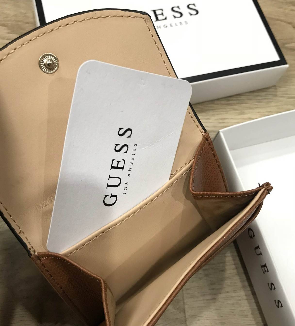 GUESS FACTORY WOMEN'S SHORT WALLET New arrival! กระเป๋าสตางค์ใบสั้นรุ่นแนะนำ หนังสวยอยู่ทรง ด้านหน้าประดับโลโก้แบรนด์ ภายในมีช่องใส่ธนบัตร 2 ช่อง มีช่องใส่รูป, บัตร และช่องใส่เหรียญค่ะ