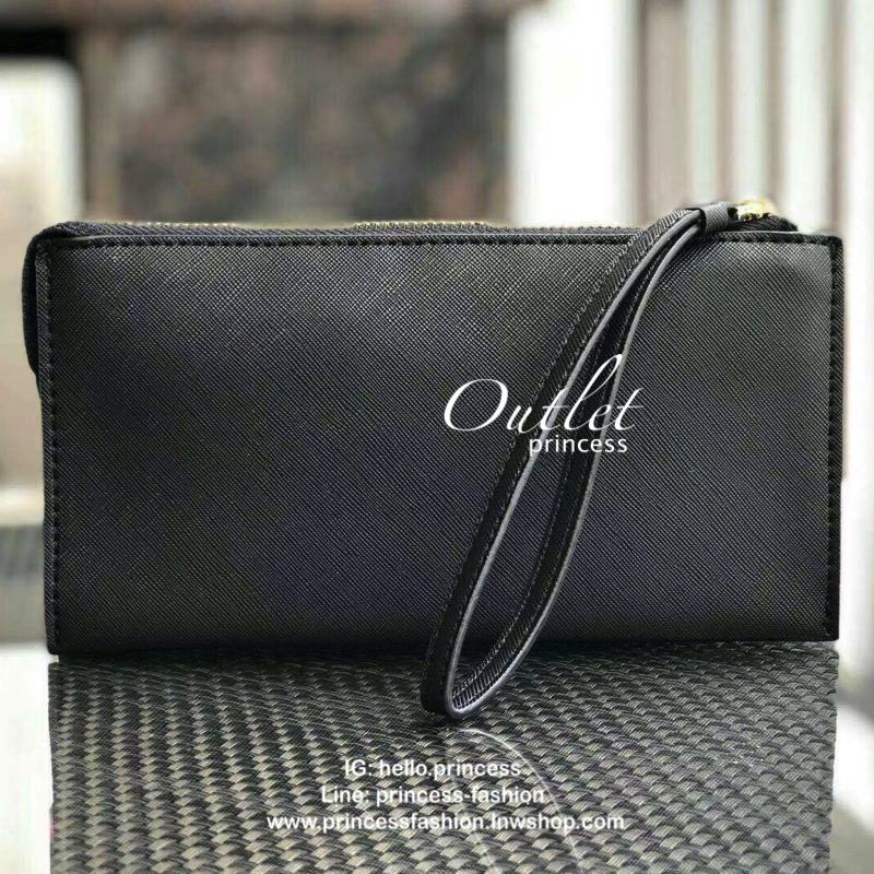 KATE SPADE Wallet Clutch Bag กระเป๋าทรงคลัชสุดคุ้มหนัง Saffiano ด้านหน้ามีโลโก้แบรนด์ มาพร้อมสายคล้องมือ เปิดปิดด้วยซิปสะดวกใช้ สามารถใส่แทนกระเป๋าสตางค์ใบยาว ภายในแบ่งออกเป็น3ช่องหลัก มีช่องใส่บัตร เครื่องสำอาง เครื่องเขียน เหรียญ ไส่ไอโฟนพลัส ได้ค่ะ มีก