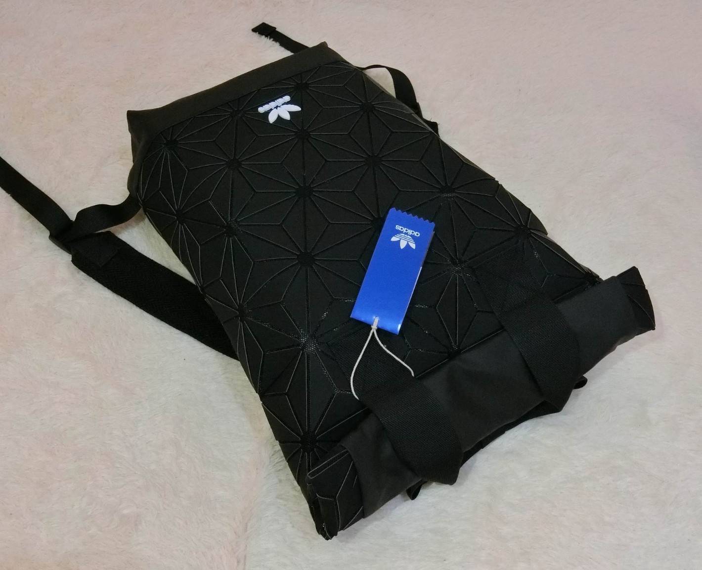 Adisas Originals BP Roll Top 3D Mesh 2017 Backpack Bag DH0100 กระเป๋าเป้สะพายหลัง ดีไซน์แบบ 3 มิติ วัสดุ polyurethane สีดำด้าน โดยใช้ลูกเล่นของเหลี่ยม และมุมเชื่อมเข้าหากัน การออกแบบกระเป๋าเป็นเหมือนถุงทรงสูง ส่วนปากกระเป๋า เปิดปิดแบบตีนตุ๊กแก ม้วนพับ และ