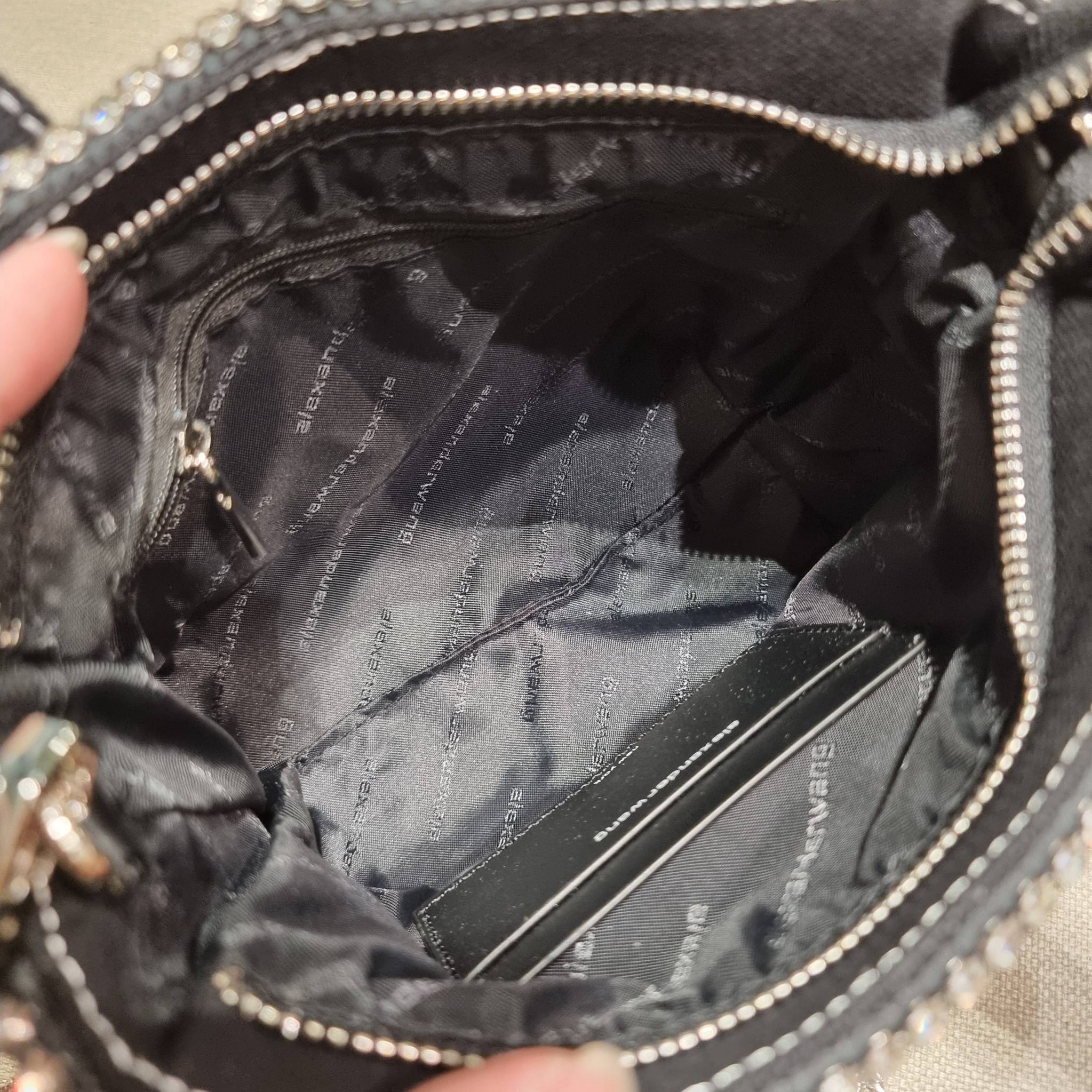 ALEXANDER WANG HANDBAG MINI TOTE WITH RHINESTONE กระเป๋าทรงมินิโท้ท น่ารักน่าเอ็นดู น่าใช้เหลือเกิน!! ด้วยความโดดเด่นเด่นของการตกแต่งพลอยเทียม ให้ดีเทลหรู ตัดสลับด้วยผ้าแคนวาส เพิ่มความทนทาน ลงตัวมากๆ และยังใช้งานง่ายด้วยหูจับในตัว เปิด-ปิดด้วยซิป ภายในเป