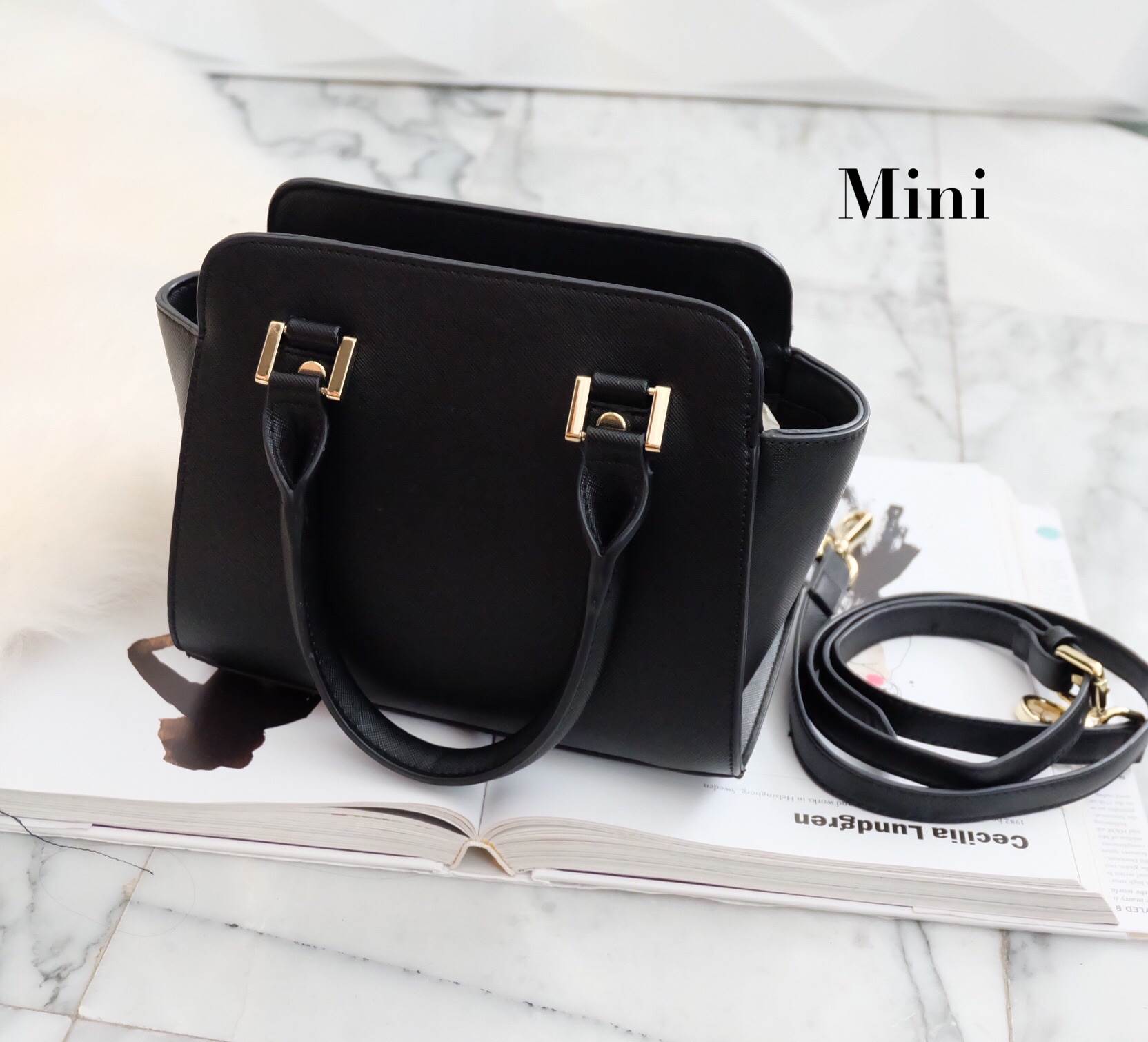 รุ่นขายดีตลอดกาล กระเป๋าหนัง saffiano สวยมากๆค่า รุ่น KEEP Infinite office bag สวย น่ารัก ขนาดตอบทุกโจทย์การใช้งาน เห็นแล้ว **หลงรักเลยคะ 🌲ตัวกระเป๋าขนาดกำลังดีหนังsaffiano ลายสวยที่สำคัญ ดูแลรักษาง่าย ประดับด้วยผ้าพันหูกระเป๋ารุ่นพิเศษ ทำให้กระเป