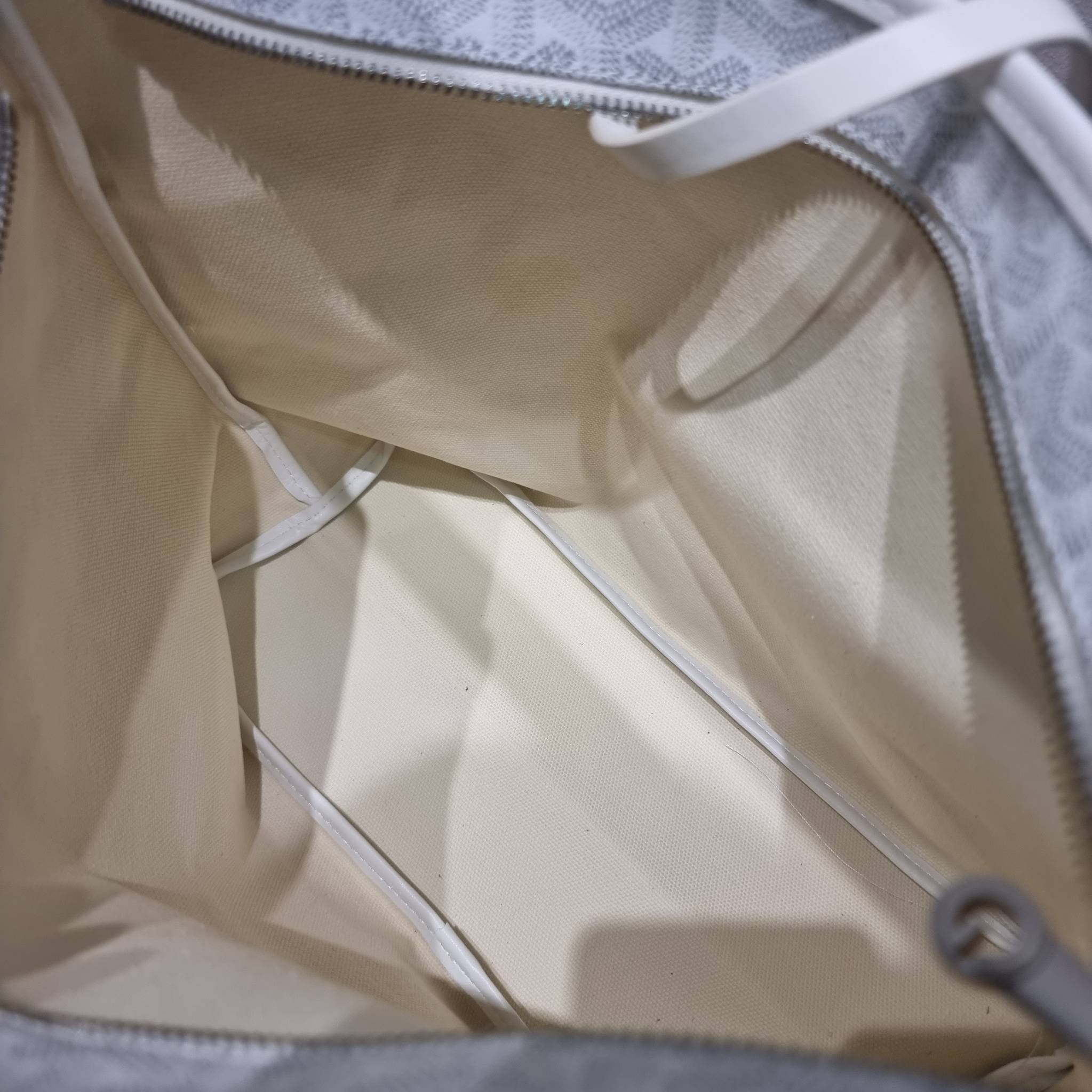 GOYARD BOHEME HOBO BAG / GOYARD HOBO กระเป๋าสะพายทรงโฮโบ ใบใหญ่จุใจ!! มาครบสีขายดี เลิศทุกสี รูปทรงคลาสสิค ดีไซน์เป็นเอกลักษณ์ วัสดุหนังแคนวาสพิมพ์ลายสวยคม ปากกระเป๋ามีซิปเปิด-ปิดกันของหล่นได้ ภายในโล่งกว้างมาก มาพร้อมสายคล้องในตัว ทนทาน สะพายสวยๆได้ทุกวั