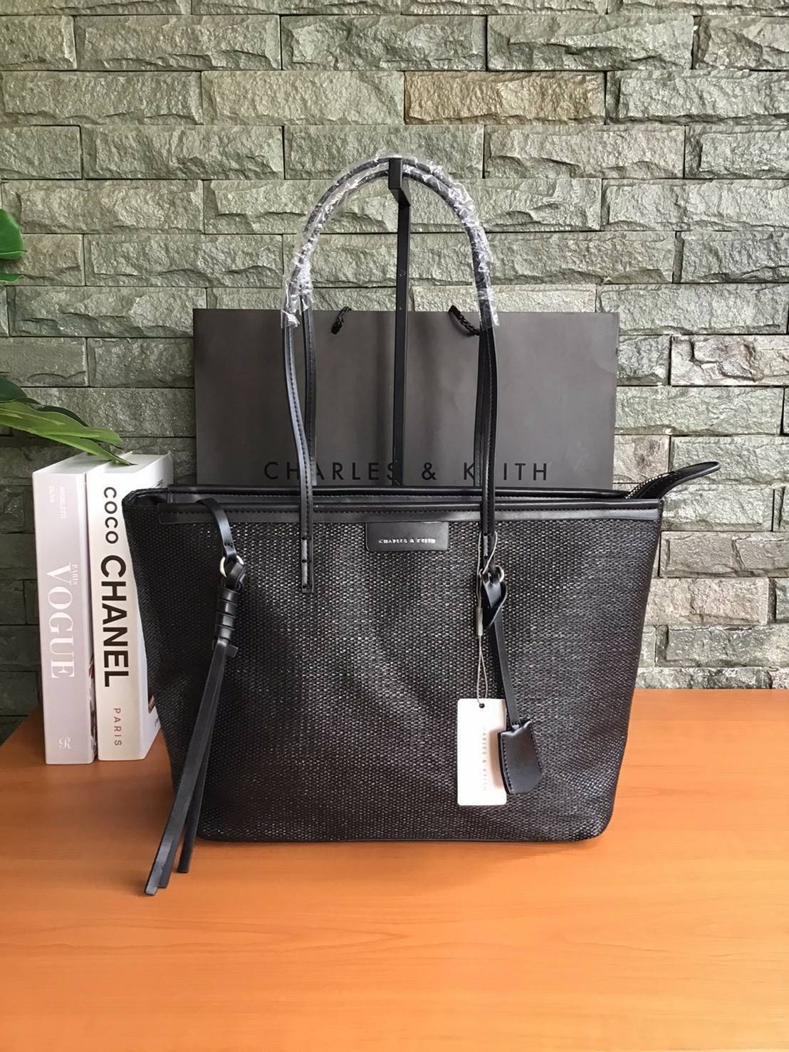 Charles & Keith Black Textured Tote Bag ฮอตฮิตตลอดกาลสำหรับรุ่นนี้ รุ่นยอดนิยม!! มากี่รอบกี่รอบก็ขายดี ใครไม่มีรุ่นนี้ติดตู้ไว้ถือว่าเชยมาก(!!) กระเป๋าสะพายทรง Shopping bag ใบใหญ่จุของได้ใจ น้ำหนักเบา โดดเด่นด้วย Textured วัสดุสานรอบใบ ตัดขอบหนัง สวยอยู่ท