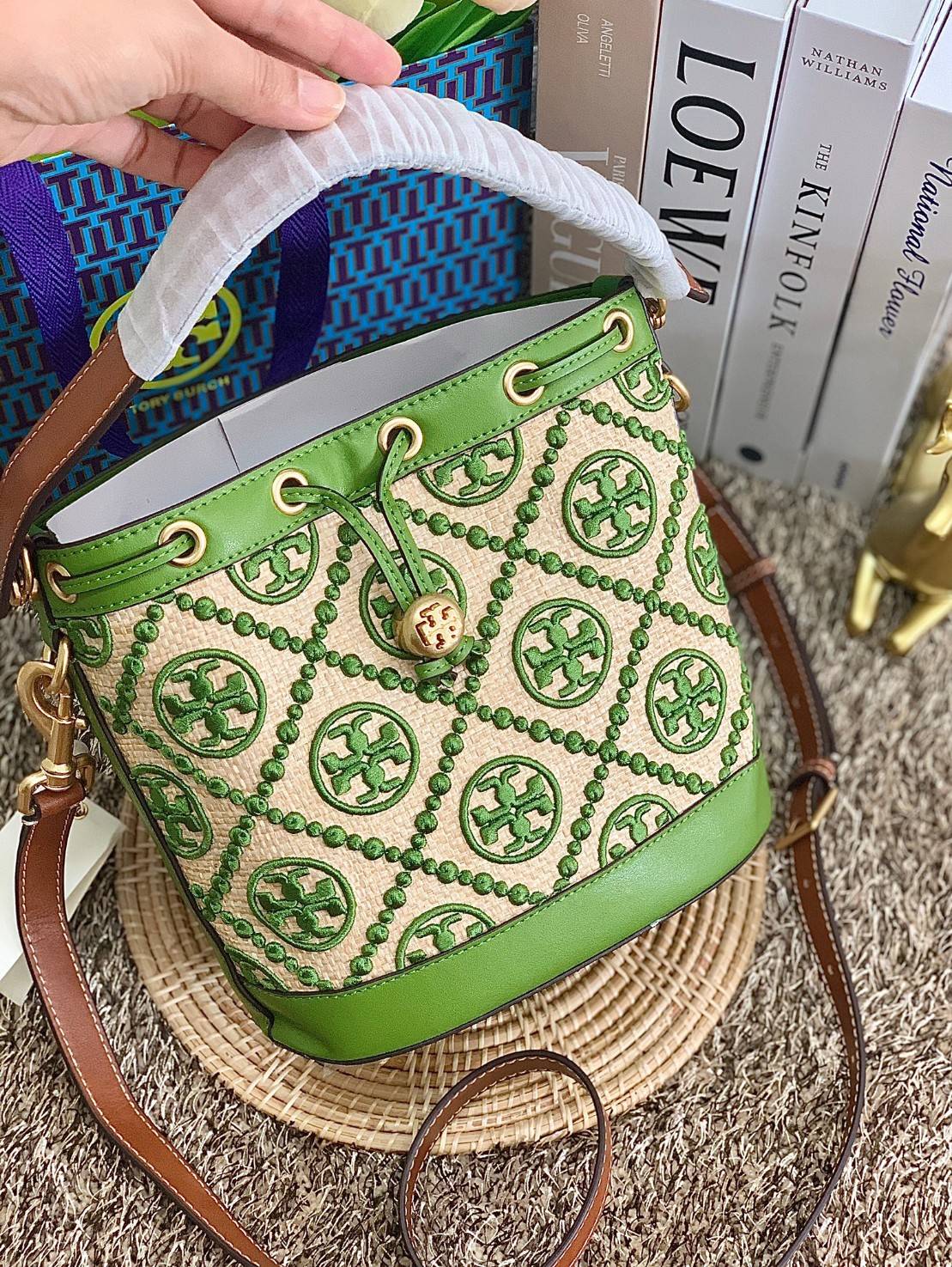 TORY BURCH T MONOGRAM STRAW BUCKET BAG NATURAL/SHISO 🌿สวยงามสะดุดตามากๆค่ะ จัดหนักกันไปเลยจ้า กับรุ่นที่สาวๆรอคอย พร้อมเสิร์ฟความสวยให้ถึงบ้านแล้วน้า กระเป๋าบัคเก็ตทรงยอดนิยม ดีไซน์ใหม่ล่าสุด ยูนีคไม่เหมือนใคร ลายสานเต็มใบพร้อมปักโลโก้เอกลักษณ์สีเ