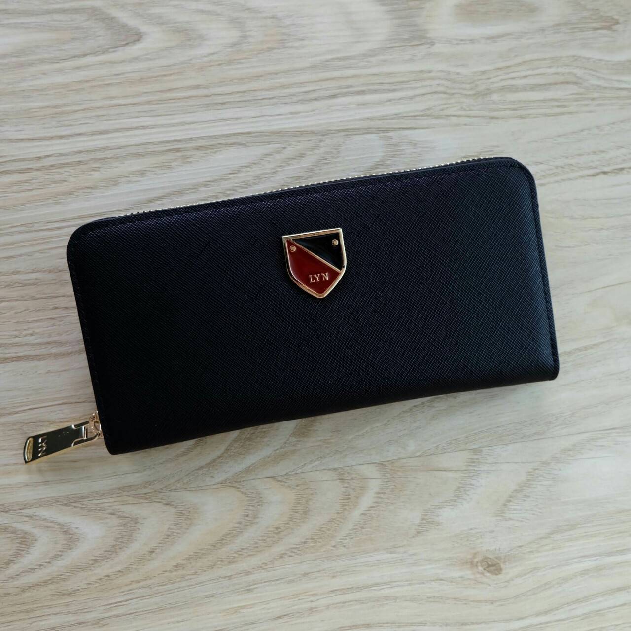 LYN Long Wallet กระเป๋าสตางค์ใบยาว วัสดุหนังลาย Saffiano - ตัวกระเป๋าเปิด - ปิดด้วยซิปรอบ - ภายในมีช่องใส่บัตรหลายช่อง มีช่องใส่ธนบัตร และช่องซิปใส่เหรียญค่ะ