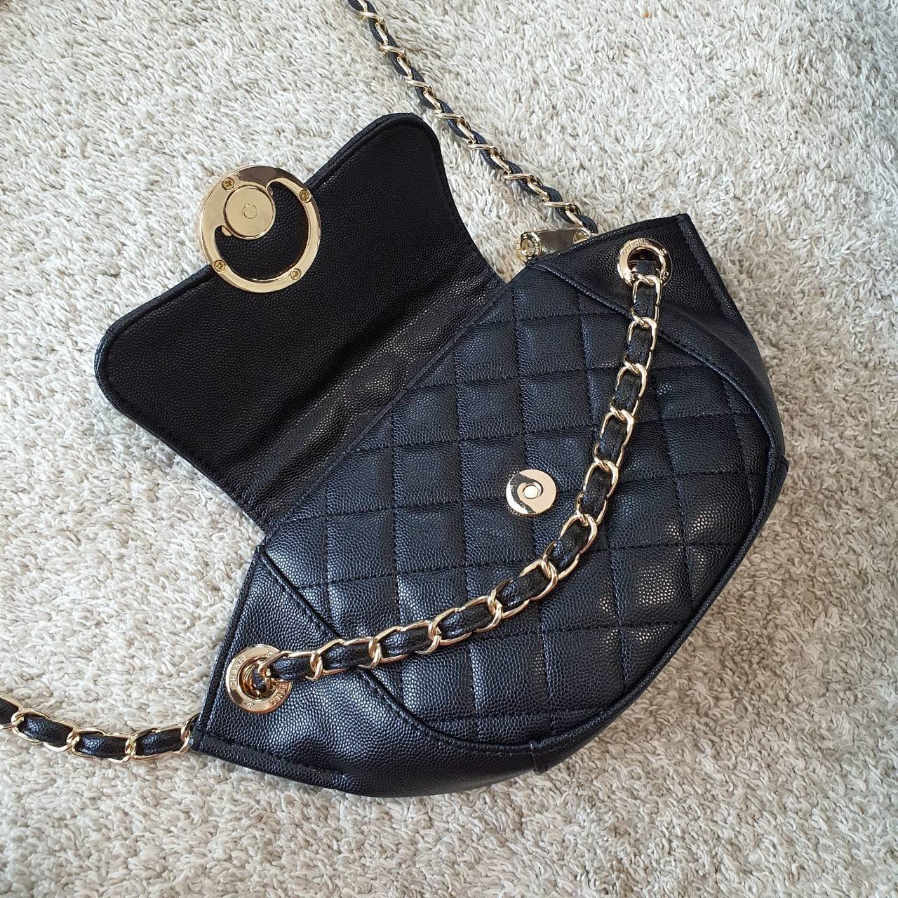 รุ่นใหม่ล่าสุดจากแบรนด์ดัง CHANEL CAVIER CROSSBODY BAG งาน VIP GIFTจากเคาเตอร์้แบรนด์ดังระดับโลก ทรงปีกนางฟ้าน่ารัก ขนาดกำลังดี หนังคาเวียร์เต็มใบ อะไหล่ทอง เปิดปิดด้วยกระดุมแม่เหล็กและช่องซิปซ้อนอีกชั่น ด้านในใส่ของจุกจิก กระเป๋าสตางค์แบบสั้นและโทรศัพท์ไ