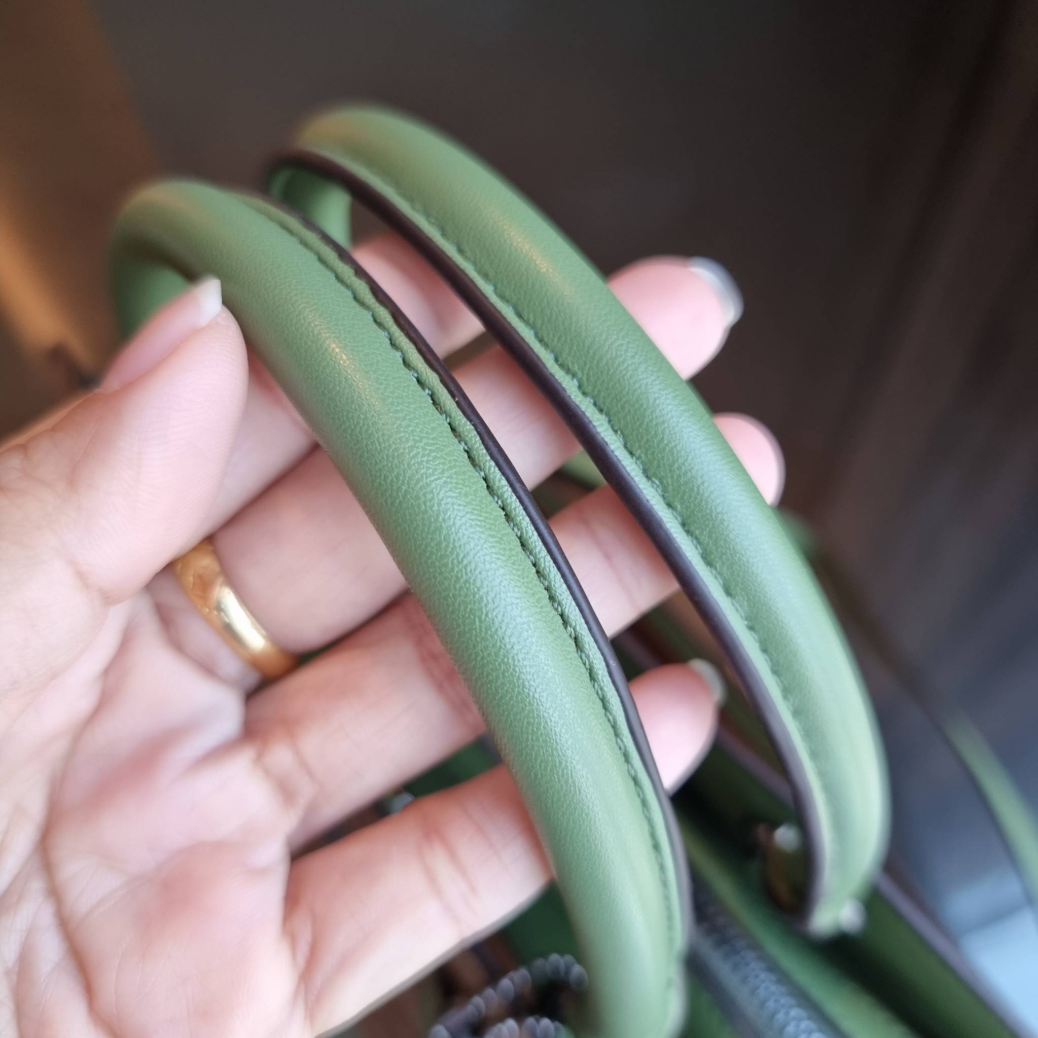 COACH F91495 LILLIE CARRYALL IN SIGNATURE CANVAS สีใหม่ล่าสุด กับรุ่นที่สุดของความขายดี รอบนี้ใบใหญ่จุใจ กระเป๋าสะพายทรงสวย ที่ดีไซน์ออกมาให้ใช้งานง่าย สะดวก สวย หรู ดูดี!! วัสดุหนังแคนวาสเคลือบลาย มาพร้อมสายสะพายข้างและหูจับในตัว ถอดออกถือคล้องแขนเก๋ๆ หร