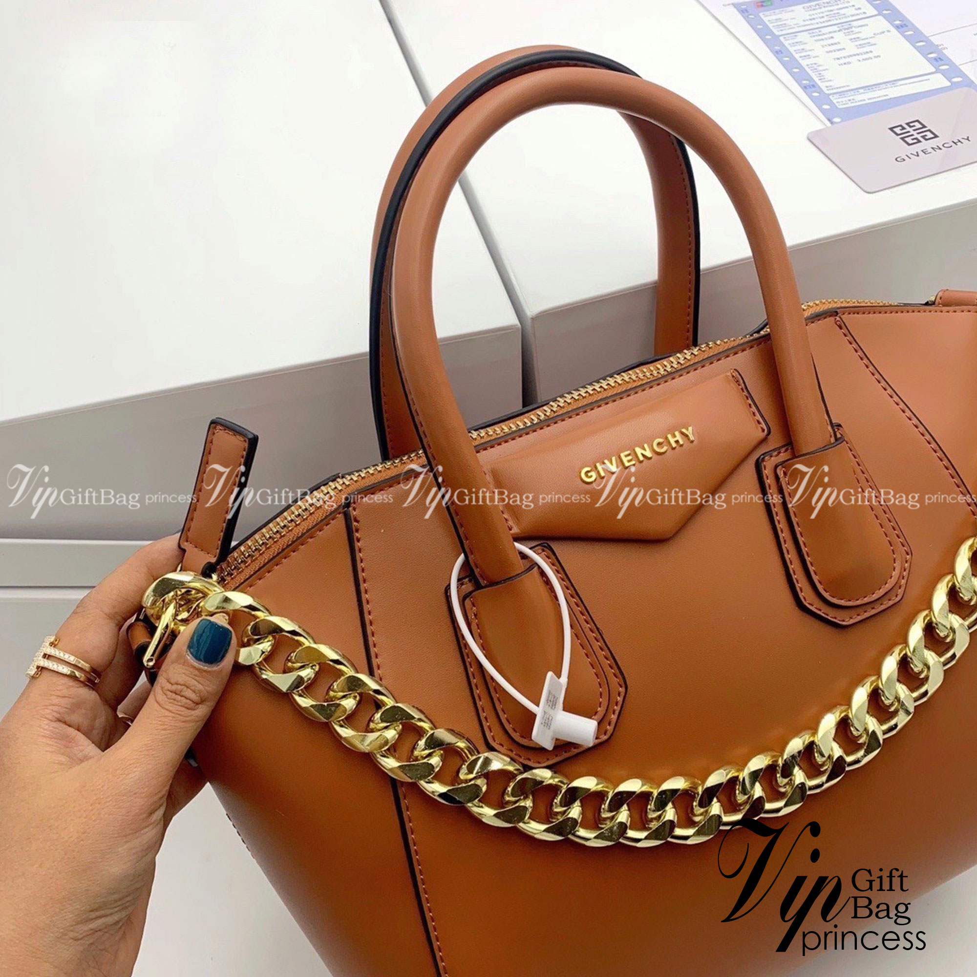 GIVENCHY Antigona Chain Small leather tote bag 10" กระเป๋าสะพายทรงหมอน งานซิปบน หนังเรียบ อะไหล่ทอง กระเป๋าสุดคลาสสิก ใบเดียวก็เอาอยู่ Day to Night Bag เข้าได้กับลุค Smart Casual