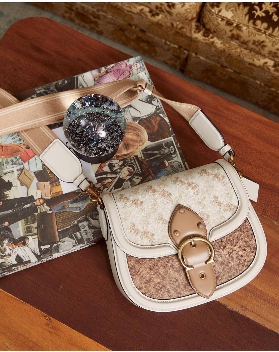 COACH C3837 BEAT SADDLE BAG WITH HORSE AND CARRIAGE PRINT The best item! ที่สาวๆรอคอย! ฮอตไฟลุก! สีหายาก ละมุนคุณหนู คอลเลคชั่นใหม่ ดีไซน์หรูหรา พิเศษมากๆมาพร้อมสายสะพาย 2 เส้น ใช้คู่กันหรือแยกสะพายก็สวยครบสูตร กระเป๋าสะพายทรง saddle คลาสสิค เปิด-ปิดด้วยก