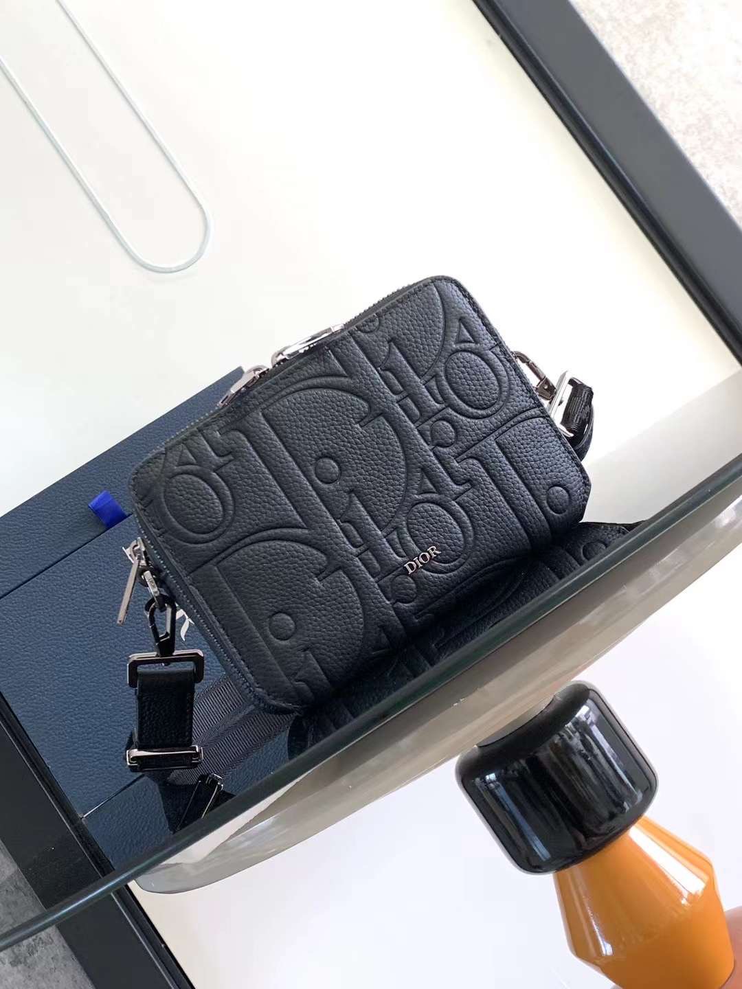 DIOR Zipped Pouch with Strap Black Dior Gravity Leather / Dior Trunk Messenger Bag กระเป๋าสะพายทรงแมสเซ็นเจอร์ ทรงพอชรูปทรงทันสมัย สง่างามเหนือกาลเวลา เกรดท็อปออริ สลับแท้ 1:1
