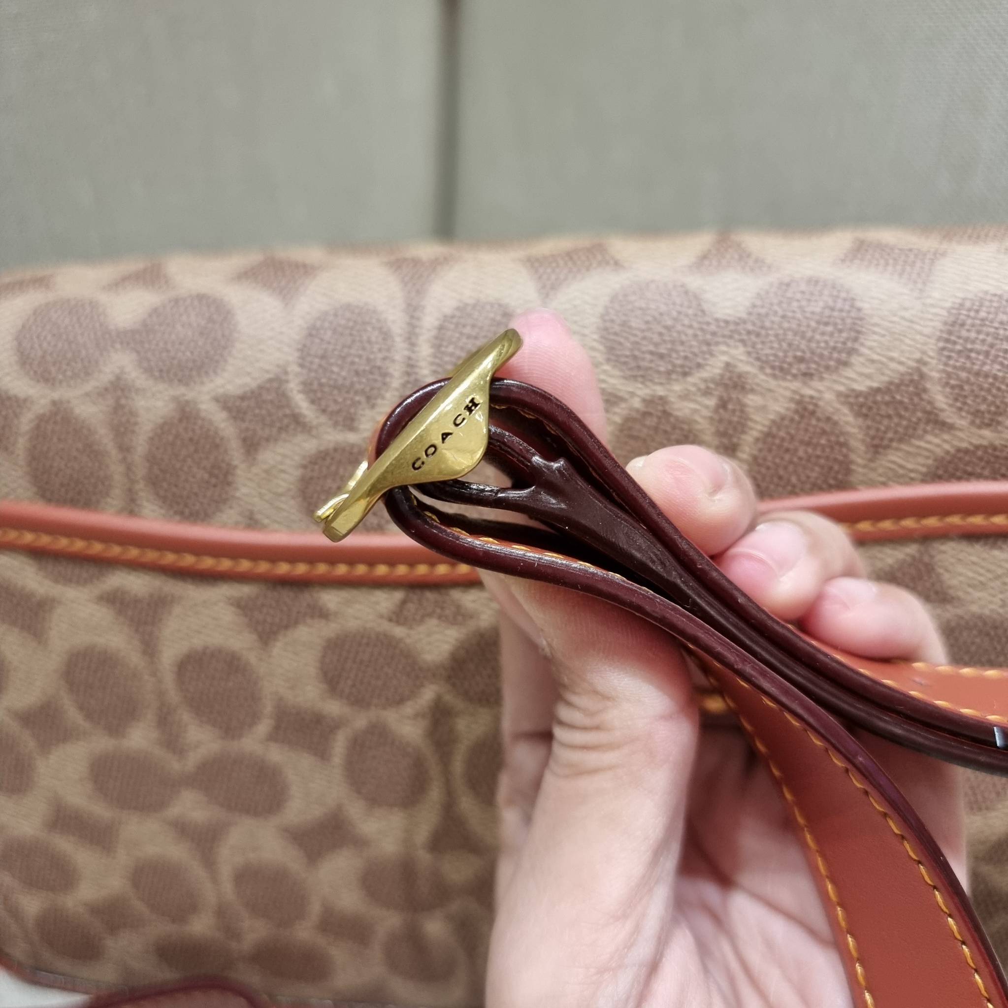 OUTLET 】COACH STUDIO SHOULDER BAG IN SIGNATURE CANVAS (C6639 C6640) สีใหม่รับความเฮง กับคอลเลคชั่นใหม่สุดอีกหนึ่ง!! มาแบบเลิศๆหรูๆมากแม่ กระเป๋าสะพายข้างลุคไฮน์ ที่ดีไซน์ออกมาได้ปัง และดูแพงมากๆ ด้วยดีเทลคลาสสิคผสานความเป็นเอกลักษณ์ เรียบง่ายแต่แฝงความมีด