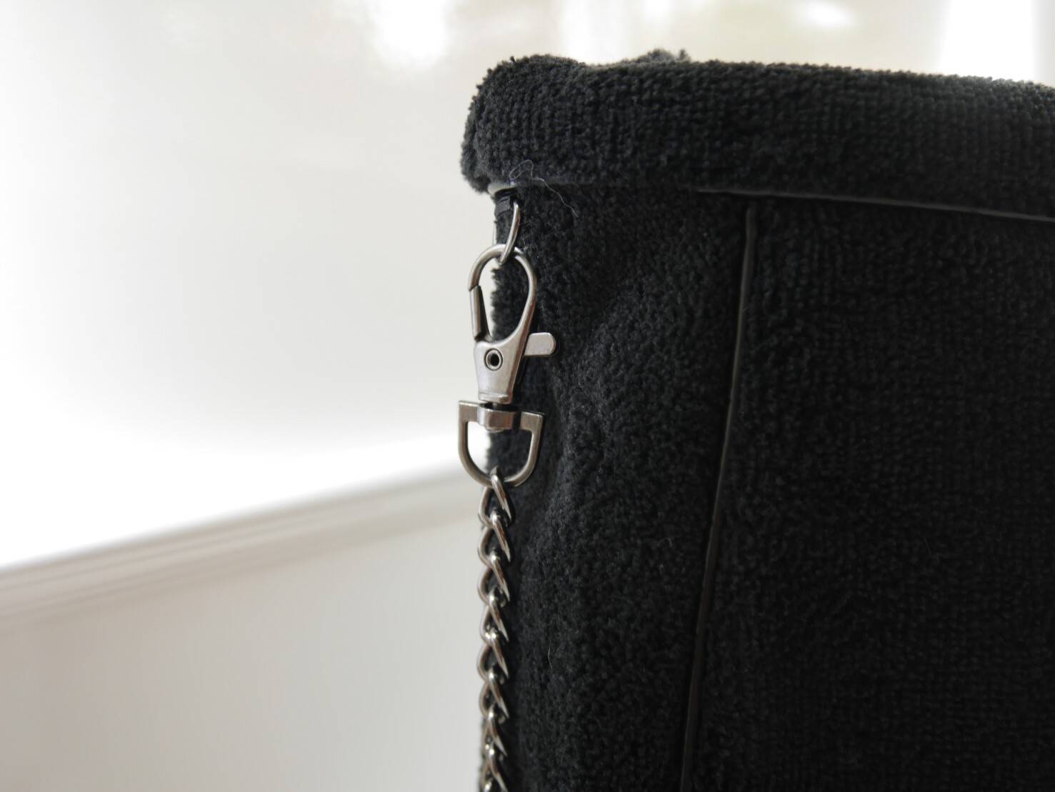 Best Seller! กระเป๋าสะพาย CHANEL PARFUME CROSSBODY BAG ของสมนาคุณจาก เคาเตอร์แบรนด์ดัง CHANEL เปิด/ปิด ด้วยซิบ มาพร้อมสายโซ่ที่ถอดได้ ด้านในซับกันน้ำ ที่จับรูดซิปเก๋ ปั้มแบรนด์ CHANEL ขนกระเป๋านุ่มเวอร์ จุของได้เยอะ ใช้เป็นกระเป๋าใส่เครื่องสำอางค์ ใช้ถือ