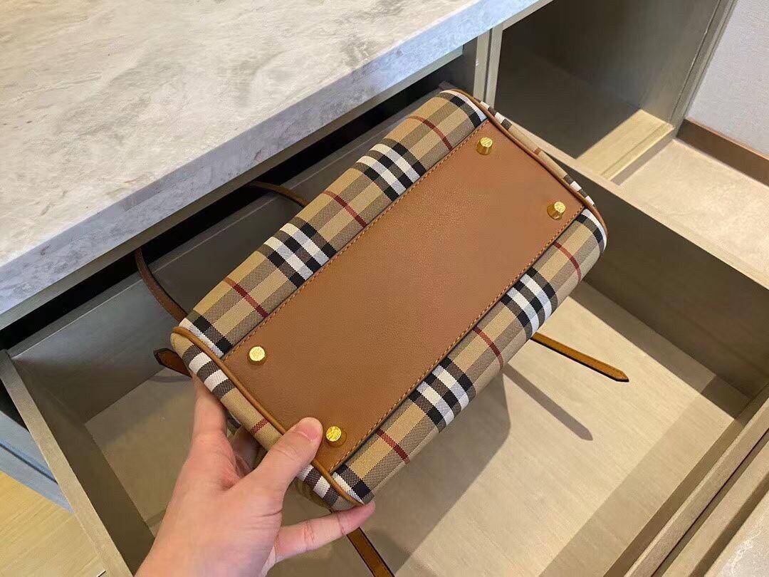 พรีเมี่ยมกิ๊ฟแท้ 100% 】BURBERRY TOTE VINTAGE BAG VIP GIFT WITH PURCHASE (GWP) พรีเมี่ยมกิ๊ฟ Limited Edition จากBURBERRY วัสดุหนังCANVASสลับหนัง เปิดปิดด้วยกระดุมแม่เหล็ก ภายในมีช่องใส่ของโล่งกว้าง