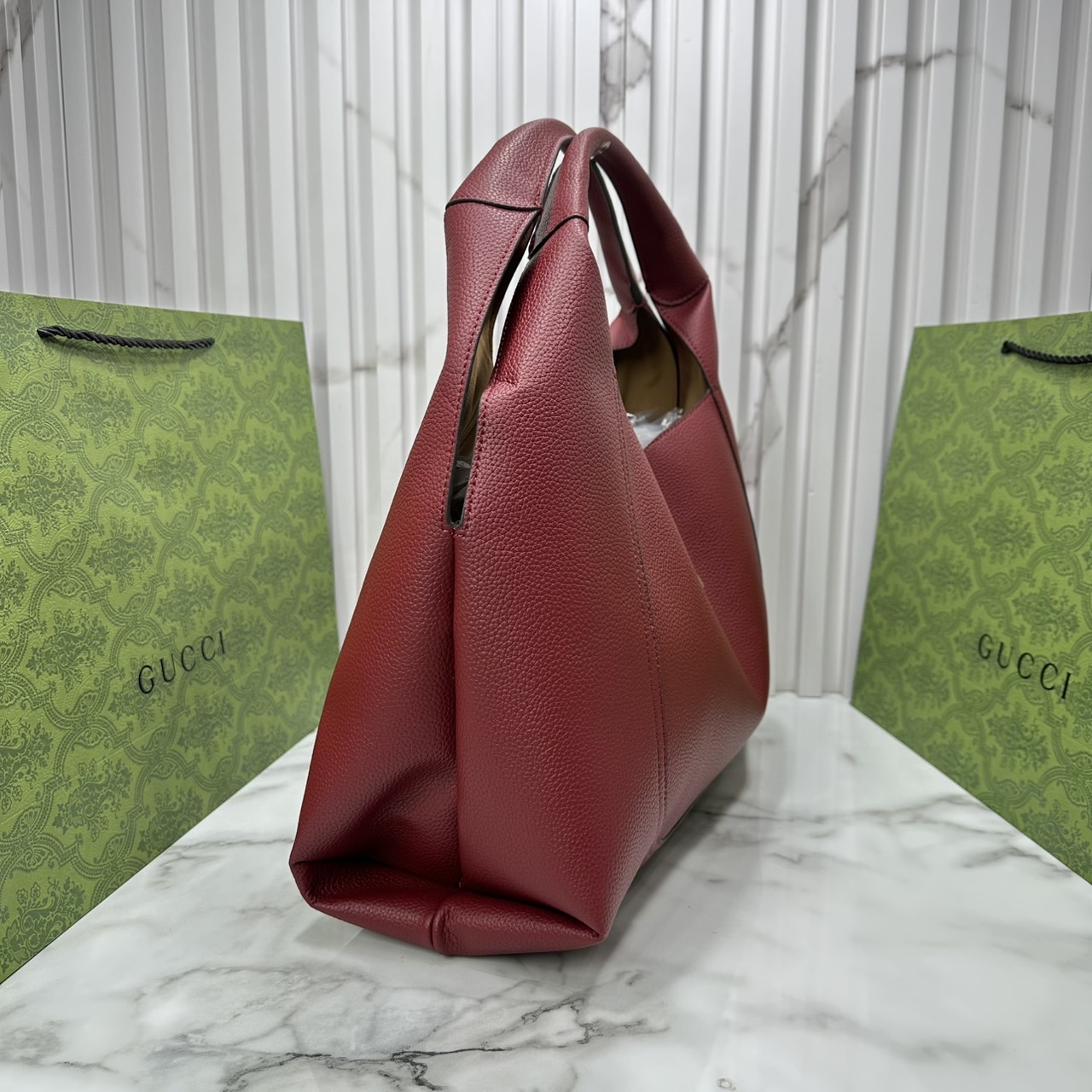 Gucci Softbit maxi shoulder bag โฉมใหม่ล่าสุด กับกระเป๋าสะพายรูปทรงใหม่เรียบหรูด้วยหนังลายเกรน ใบใหญ่จุใจพร้อมใบลูกเข้าเซ็ท ตกแต่งอะไหล่ Horsebit ครึ่งรูปขนาดใหญ่ด้านหน้าสวยหรูโดดเด่น สวยผู้ดี ดารา เซเลปใช้กันเพียบ