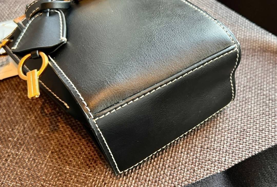 small TORY BURCH LEE RADZIWILL PEBBIED BAG ((139016)) แต่ใส่ได้จุ ขนาดพอดีลำตัว สวยมากๆค่ะ! ลุคหรูดูดีมากๆ กับกระเป๋าสะพายข้างจากTB รุ่นเล็ก