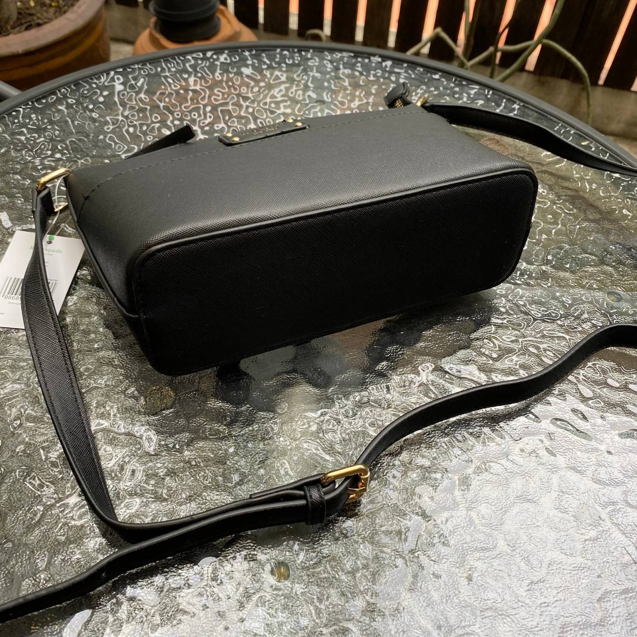 ของแท้ 💯% Kate spade กระเป๋าcrossbodyทรงพัด หนังอยู่ทรง ด้านหน้ามีช่องเอนกประสงค์1ช่องประดับด้วยป้ายโลโก้แบรนด์ตัวหนังสือสีทอง