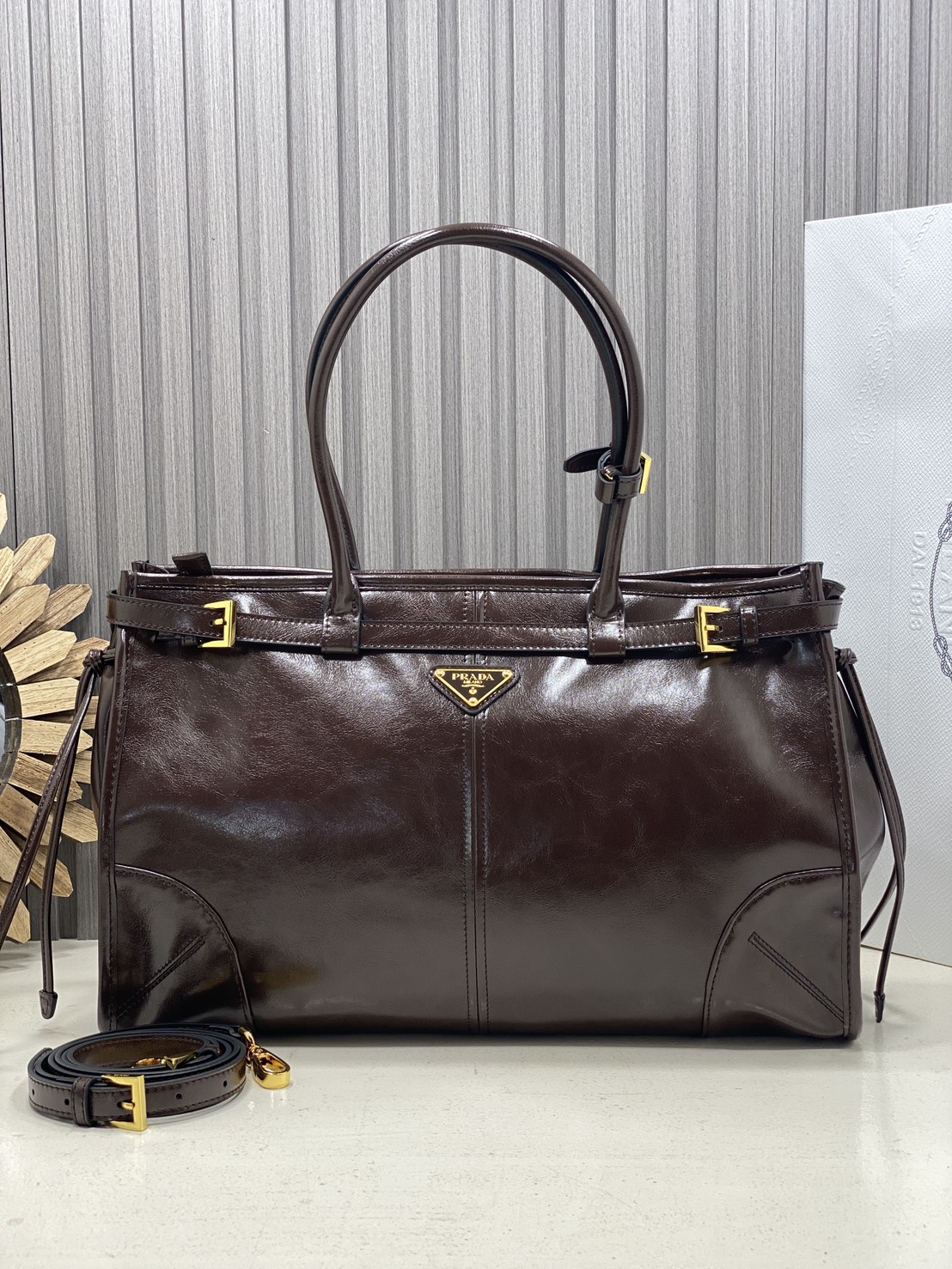 ORI หนังแท้ | Prada Bonnie Large Sueded Handbag Cinnamon 38cm กระเป๋าสะพายทรงโท้ทใบใหญ่ งานหนังกลับโทนสีน้ำตาล โดดเด่นด้วยดีไซน์ที่เน้นความประณีตแต่ใช้งานได้จริง