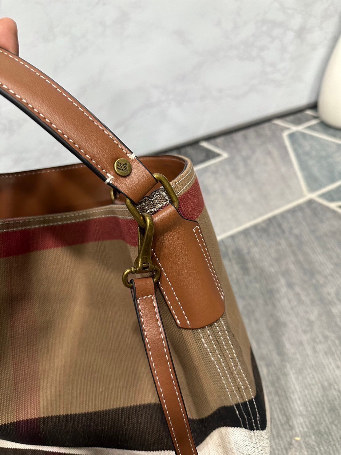 Burberry Ashby In Canvas Check And Leather / BURBERRY VINTAGE CANVAS BUCKET BAG 10" กระเป๋าถือทรงโท้ทผ้าแคนวาสพิมพ์ลายแบรนด์มาพร้อมสายยาวสายหนังแบบถอดใช้งานได้ วัสดุผ้าCanvas เนื้อหนาซับในอย่างดี ลายแบรนด์สวยมากคะ