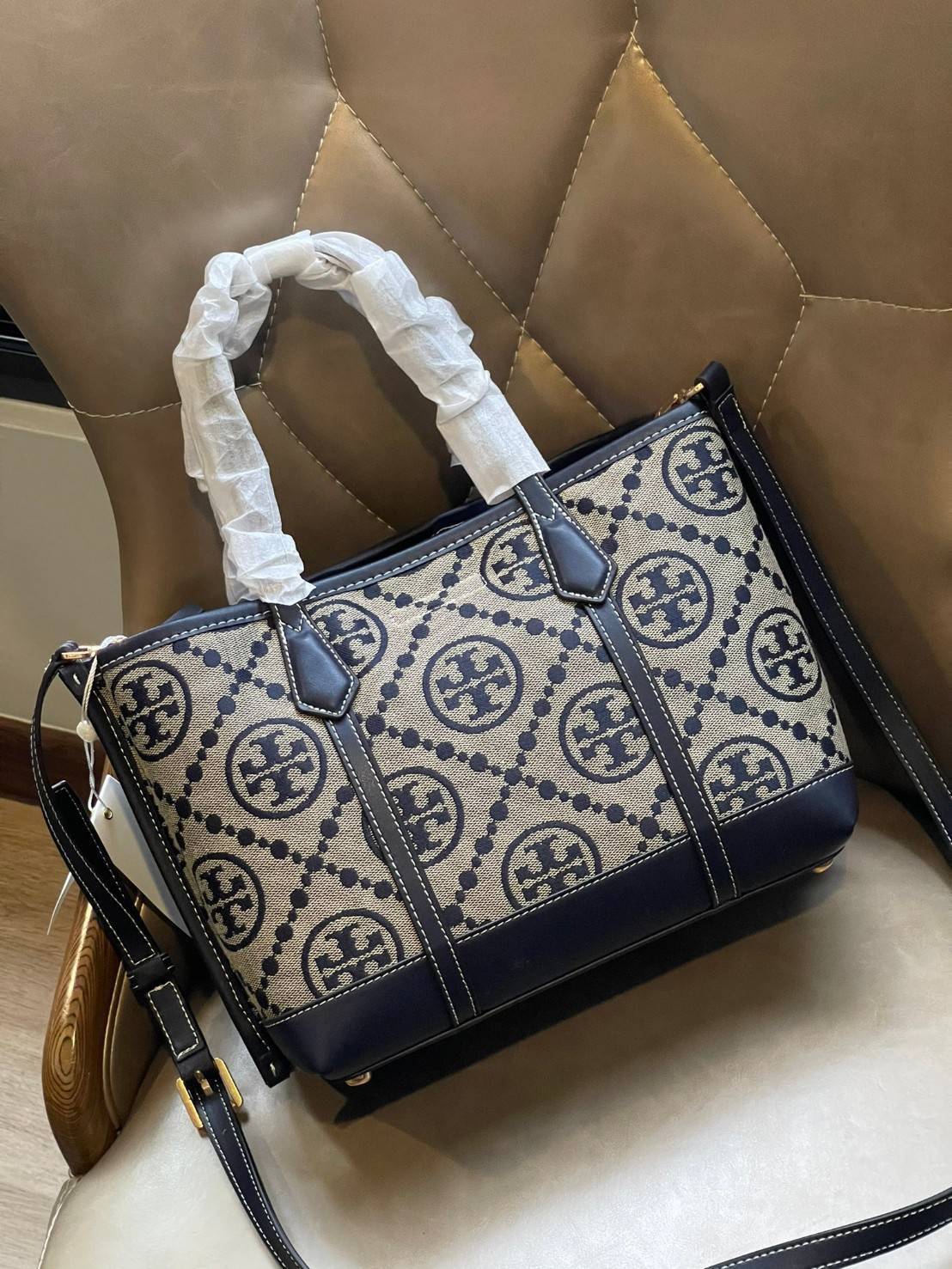 ของแท้ 💯% Tory burch perry monogram jacquard small triple compartment tote ครั้งแรกกับลายโมโนแกรม ที่ได้รับแรงบันดาลใจมาจากโลโก้สุดคลาสสิกในกระเป๋าทรงtote bag T Monogram