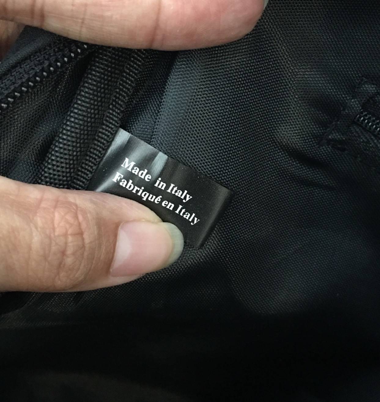 CHANEL VIP GIFT NYLON BACKPACK กระเป๋าเป้ Limited Edition VIP Gift With Purchase (GWP) ของเเท้จาก Chanel Perfumes Counter วัสดุ NYLON เนื้อหนาสีดำตัดโลโก้แบรนด์สีขาว เปิดปิดด้วยซิป หัวซิปแบรนด์ ขนาดกำลังดี น้ำหนักเบา กันนำ้ดูแลรักษาทำความสะอาดง่าย มีหูหิ้