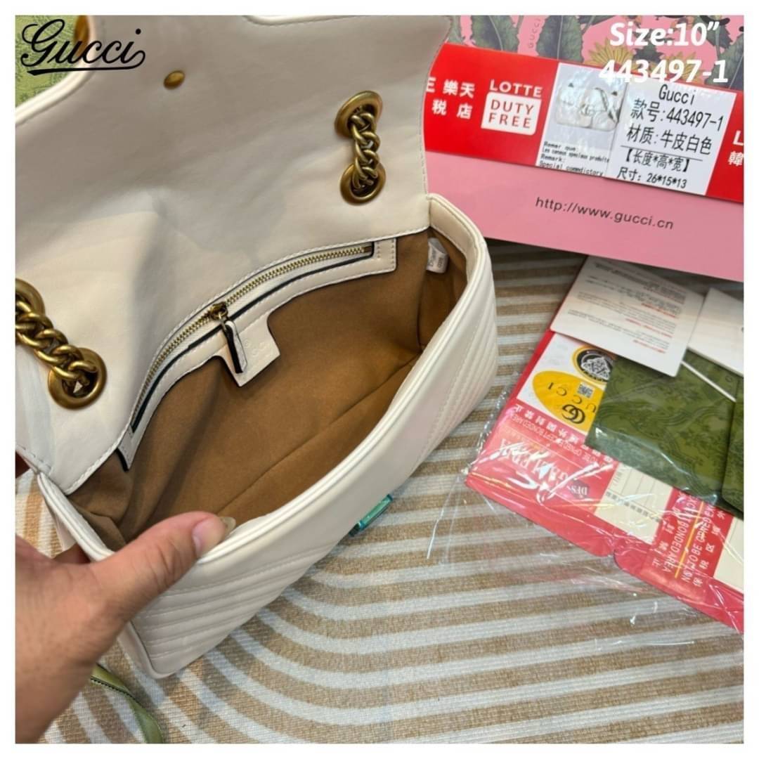 GUCCI GG Marmont shoulder bag กระเป๋าสะพายข้างรุ่นคลาสสิค สะพายขับผิว ดูแพง อัพลุคได้สบายๆ เปิด-ปิดด้วยตัวกดล็อคแน่นหนา ด้านหลังดีไซน์รูปหัวใจ