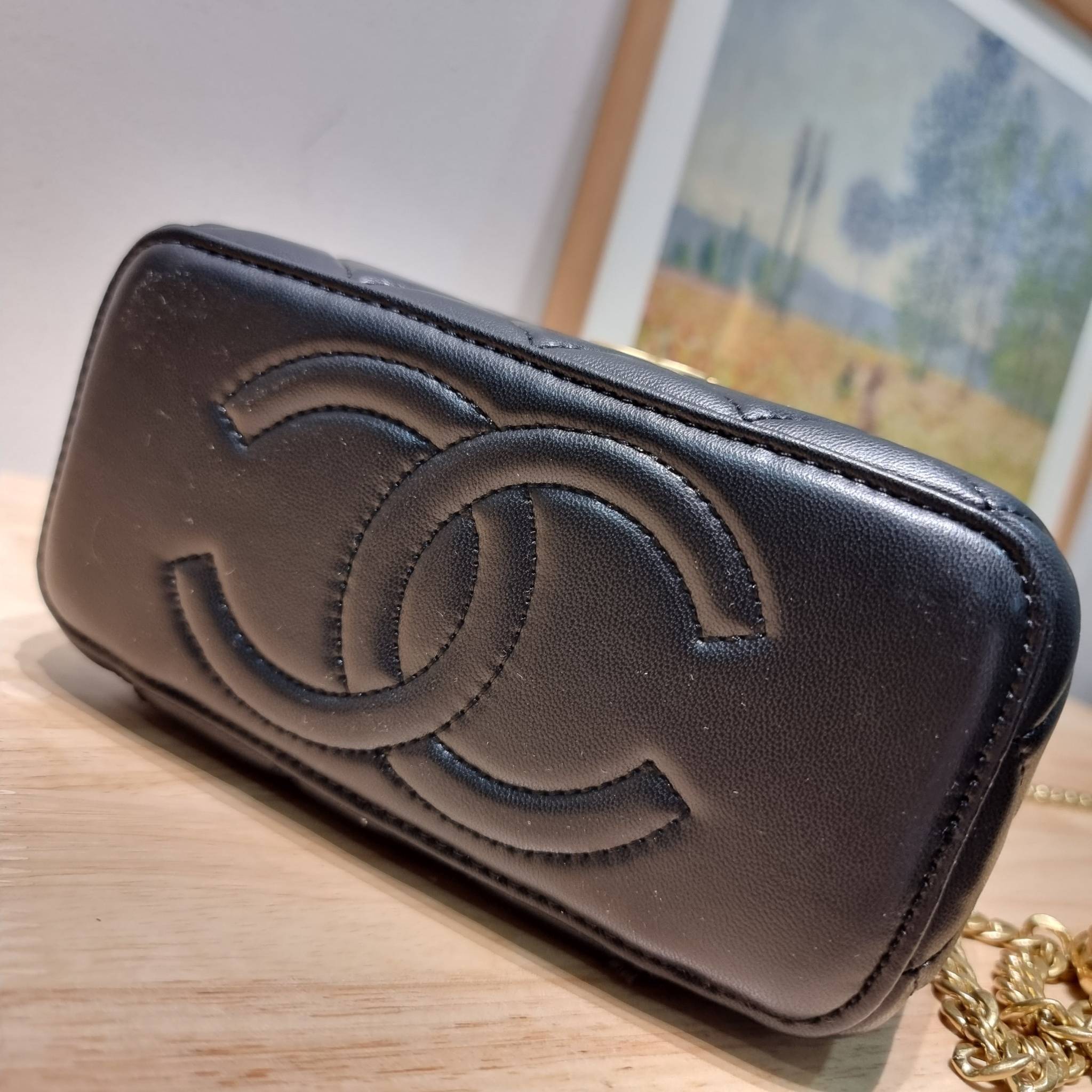 Chanel camellia vanity case bag พลาดไม่ได้เลยกับคอลสุดแซ่บ ดีไซน์ใหม่ 2023 นอกจากความคลาสสิคของรูปทรง ตัวอะไหล่ก็ยังปรับเพิ่มดีเทลความหรู