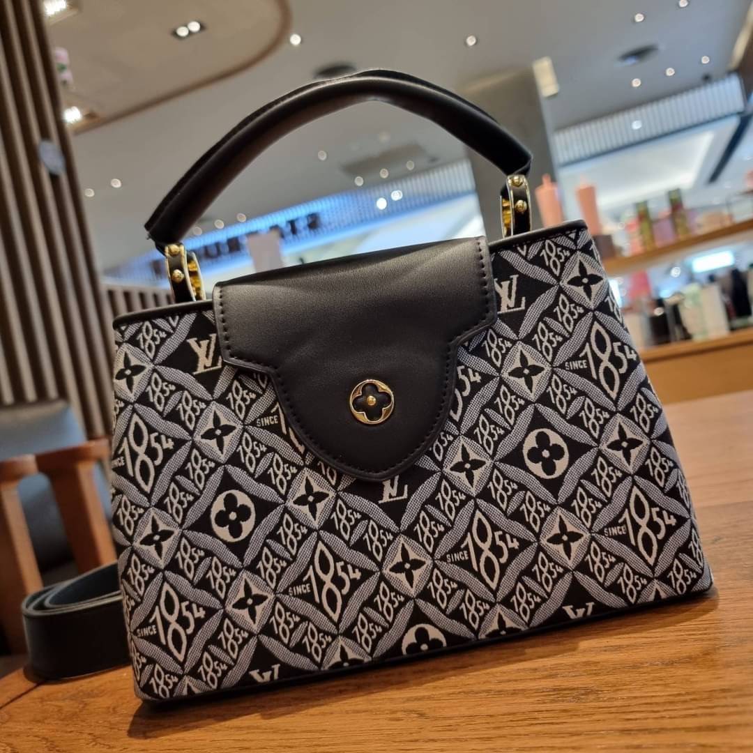 LV capucines top handle with vintager 1854 / LV SINCE 1854 CAPUCINES MM ที่สุดของความสวยในดีไซน์คลาสสิคย้อนยุค กระเป๋าถือสุดหรู มาพร้อมหูจับในตัว ด้วยรูปทรงวินเทจและวัสดุผ้าแคนวาสคละลายเต็มใบ สร้างดีเทลให้ไอเท็มนี้ได้ลุคผู้ดีไปอีก และยังมีลูกเล่นที่ฝาปิดก