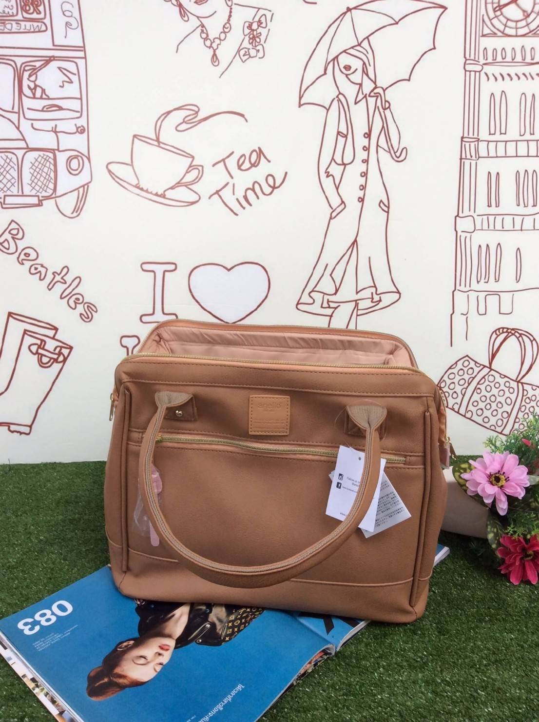 Anello PU Leather boston bag แบรนด์ฮิตติดชารจ์กับรุ่นใหม่ที่ไม่ควรพลาดรุ่นนี้เป็นหนัง pu กันน้ำได้ ใช้งานง่าย เปิดปิดด้วยซิปคู่ ปากกระเป๋ามีโครงเปิดได้กว้าง จุของได้มาก มี่ช่องเล็กด้านใน อีก 2 ช่อง ใส่หนังสือ Notebook หรือเสื้อผ้าได้คะ ด้านใต้มีหมุดรองฐาน